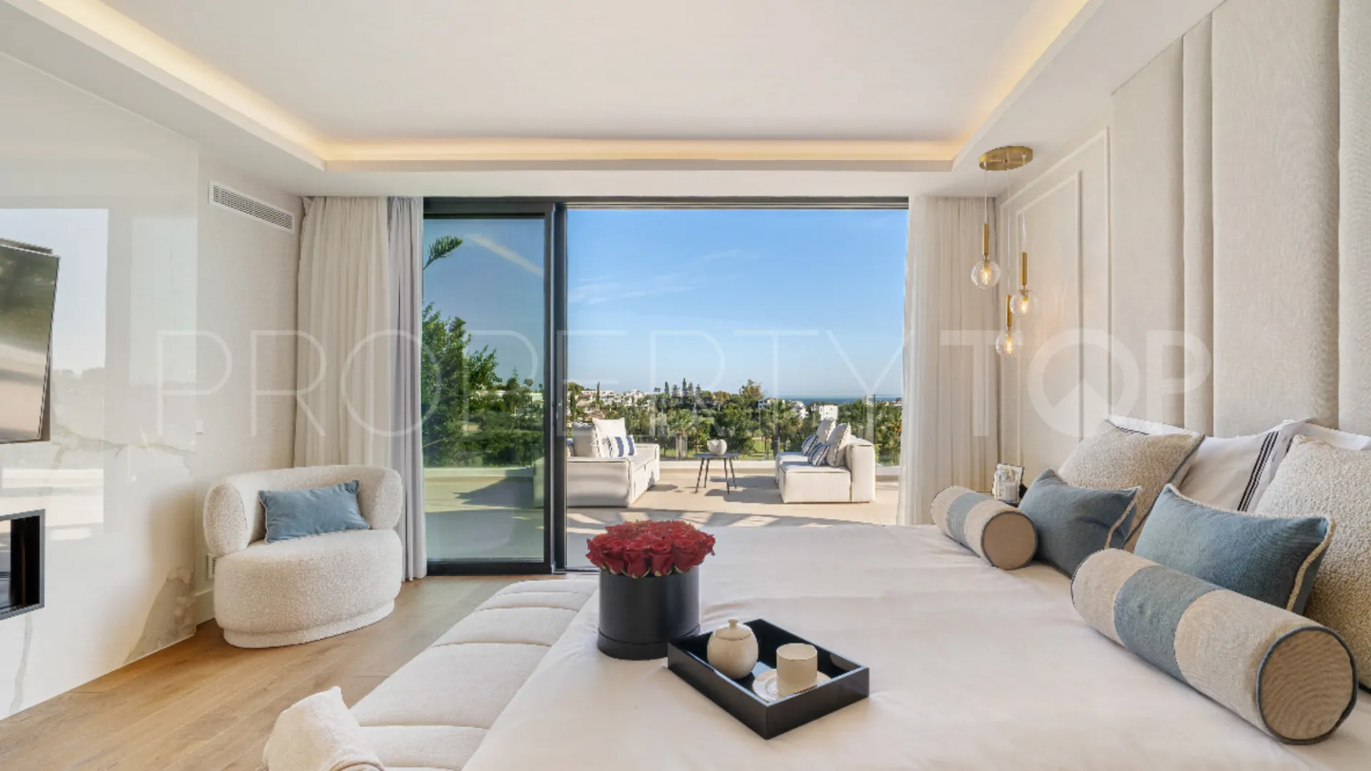 Se vende villa de 6 dormitorios en Los Naranjos