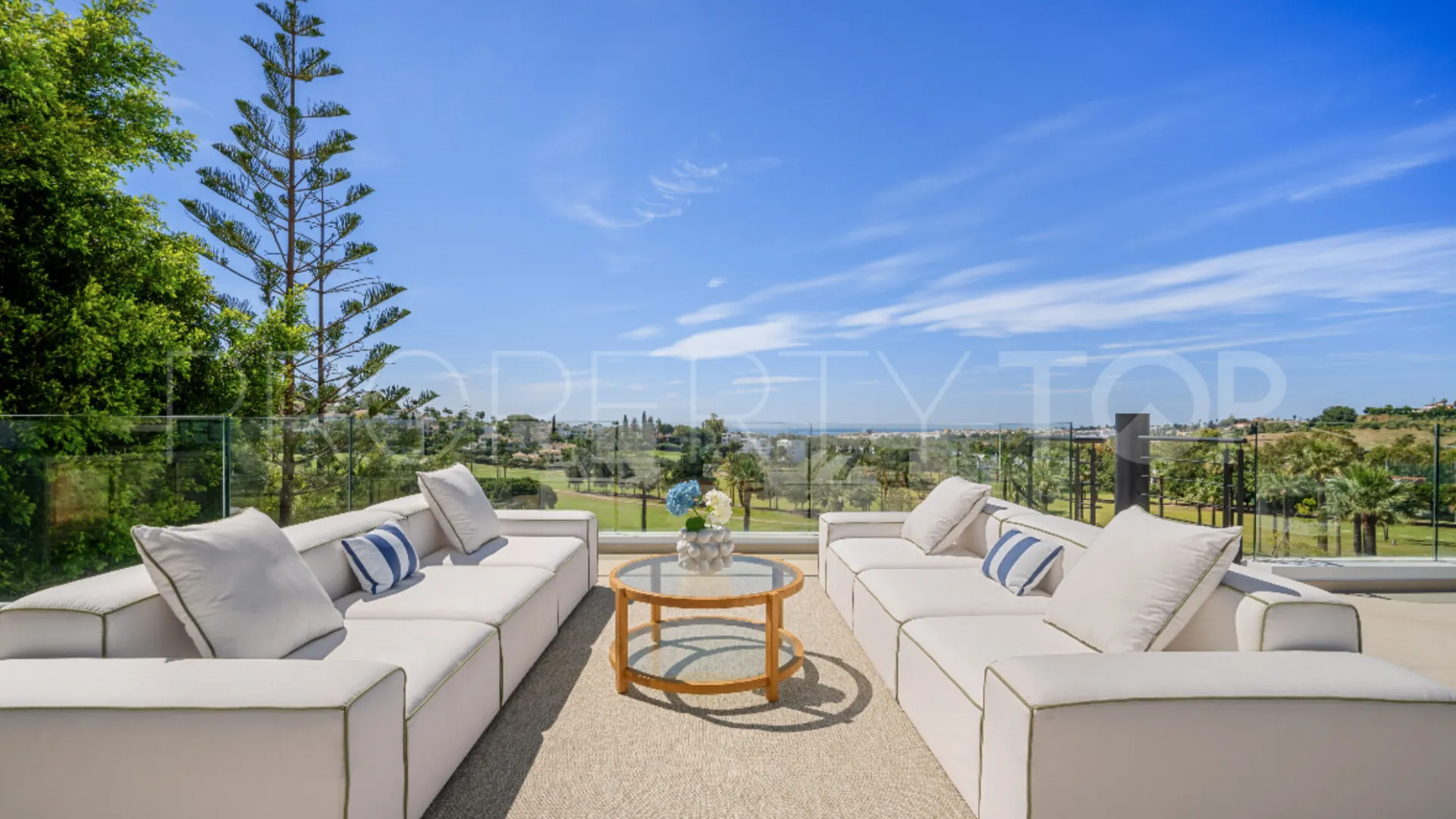 Se vende villa de 6 dormitorios en Los Naranjos