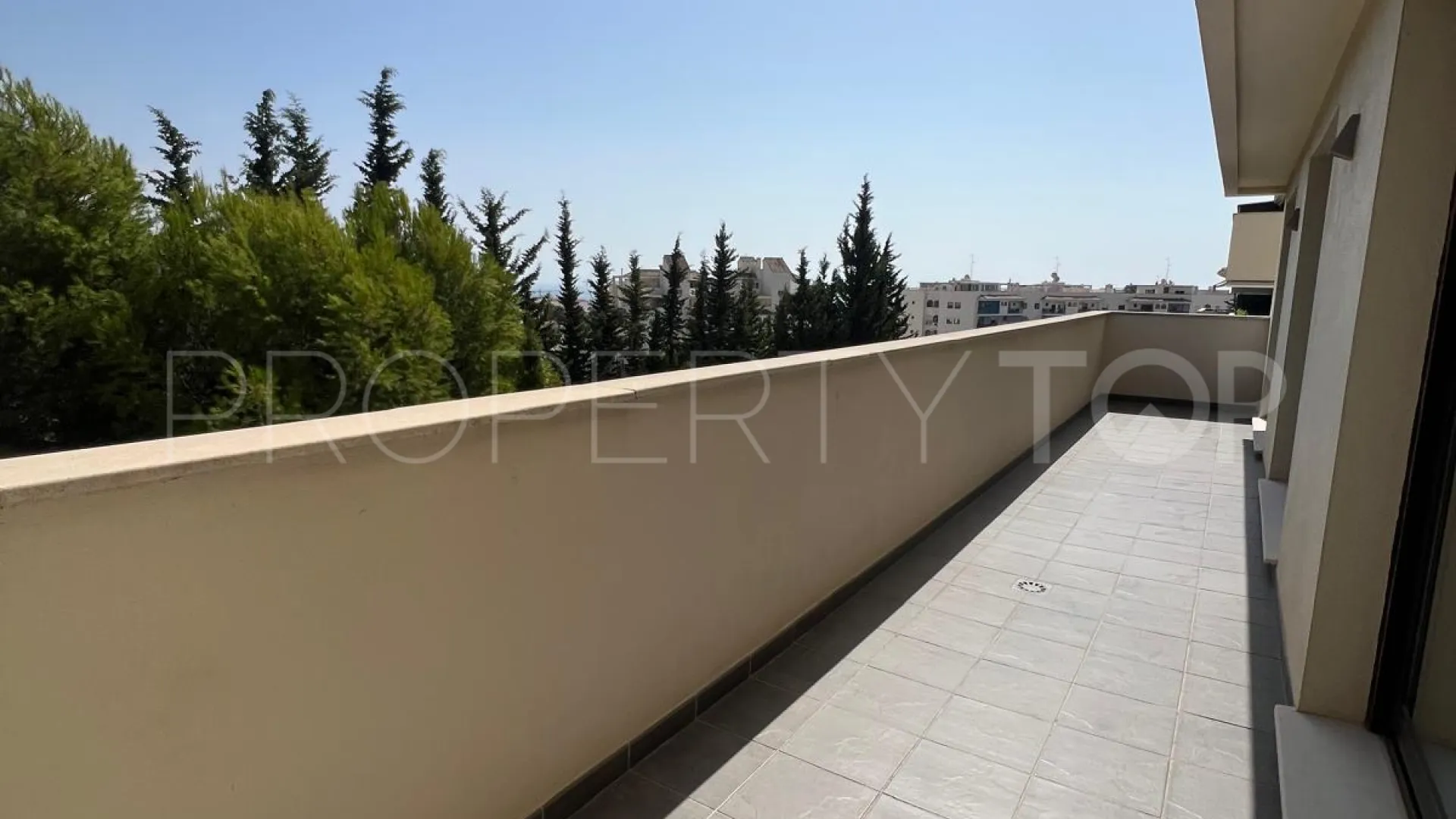 For sale apartment in Estepona with 3 bedrooms