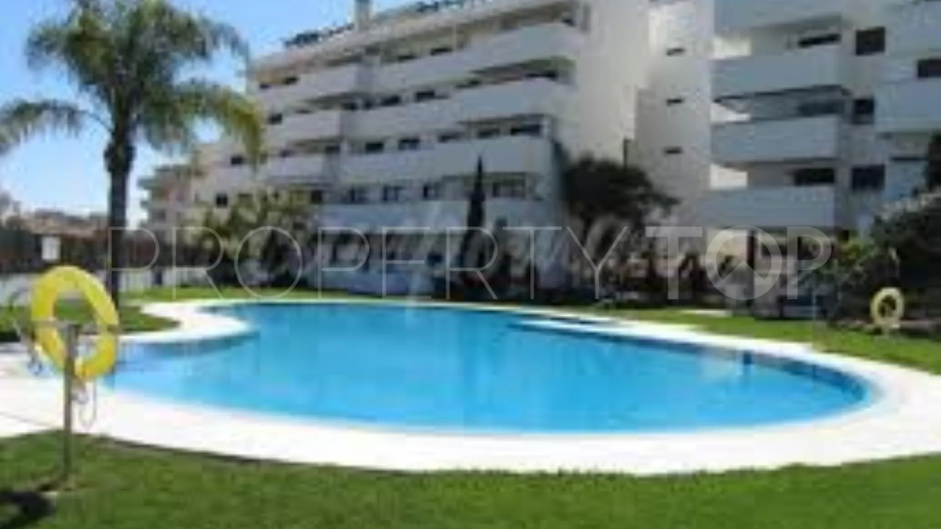 For sale apartment in Estepona with 3 bedrooms