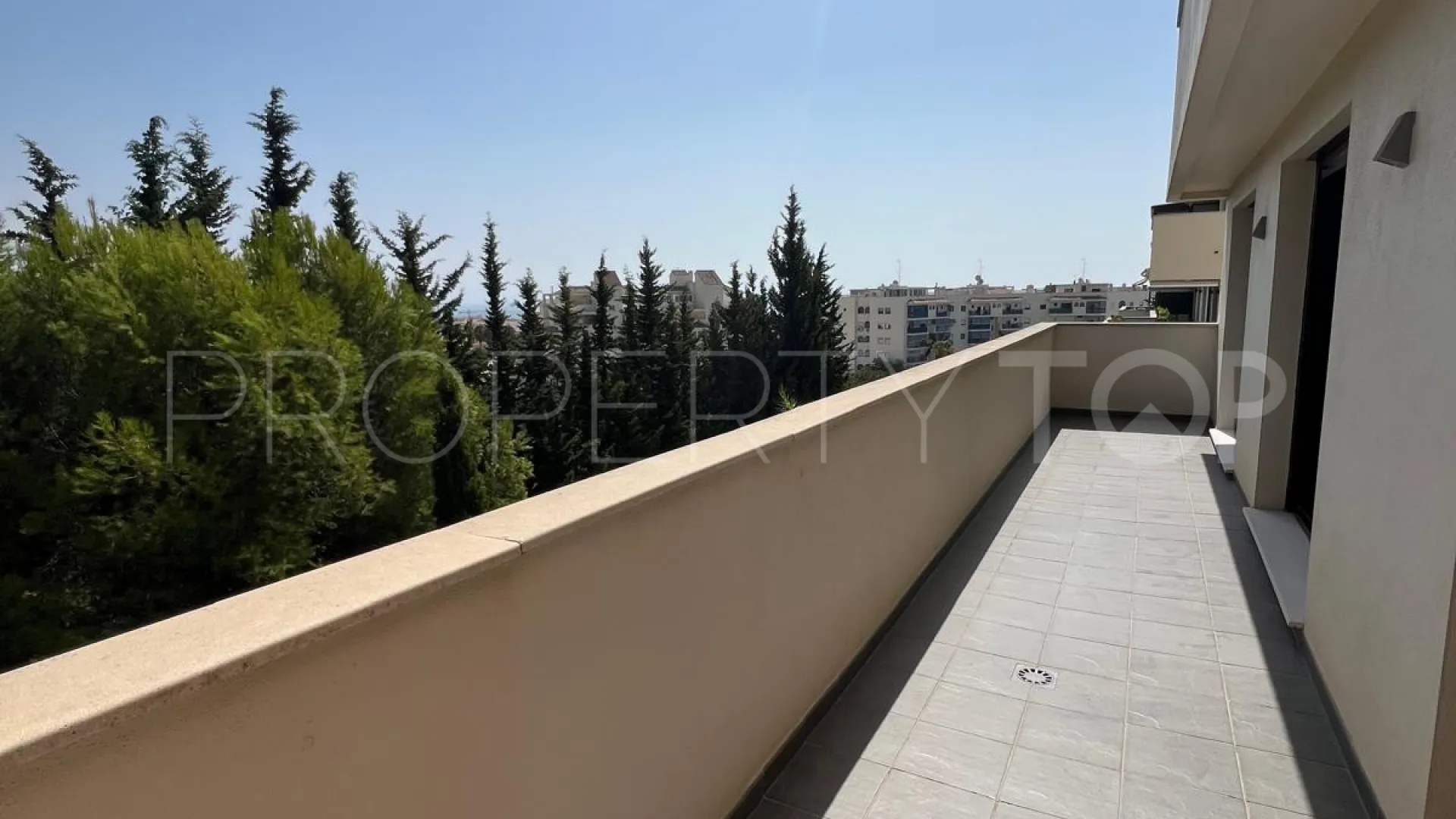 For sale apartment in Estepona with 3 bedrooms