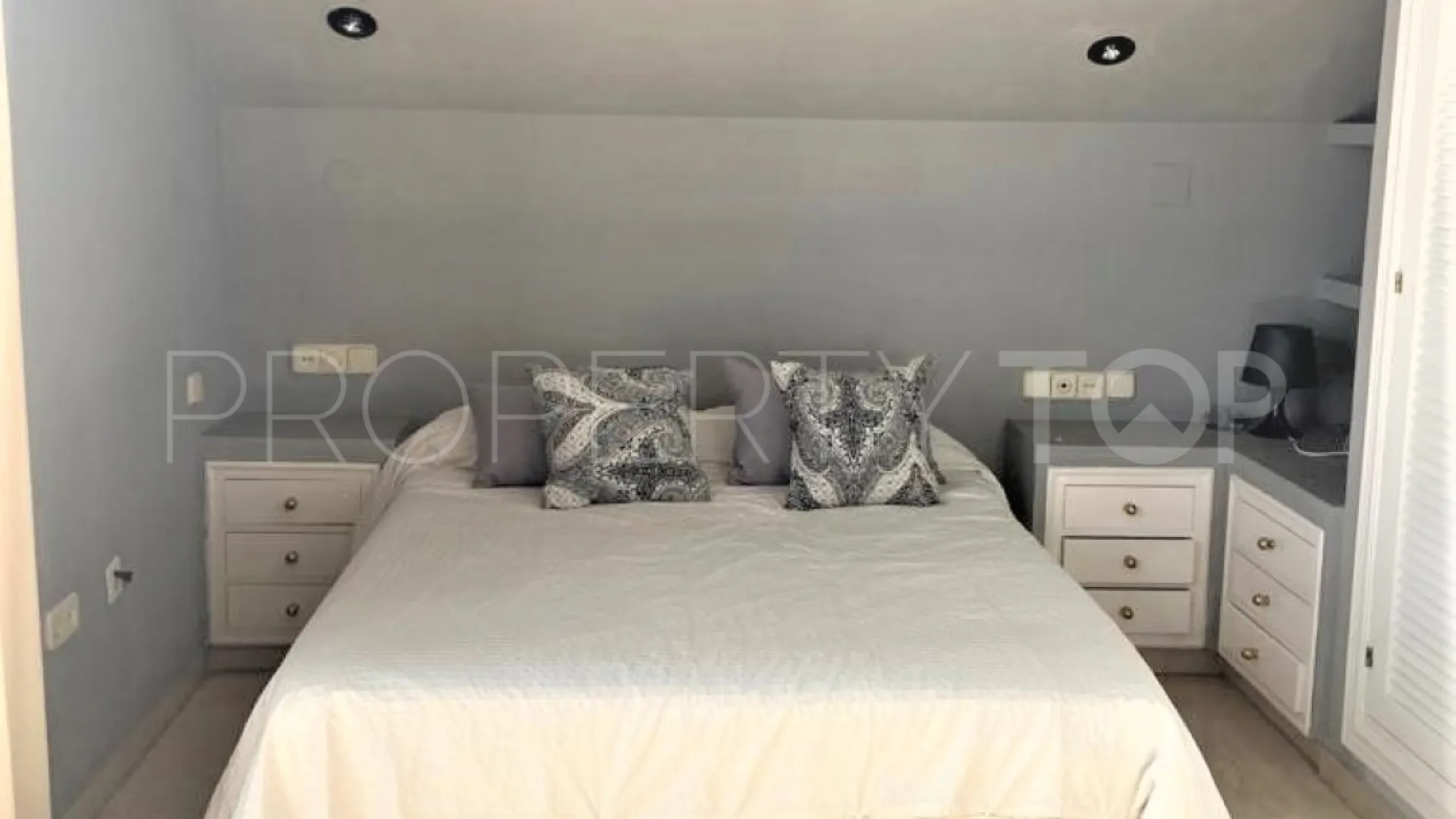 For sale Estepona semi detached villa with 4 bedrooms