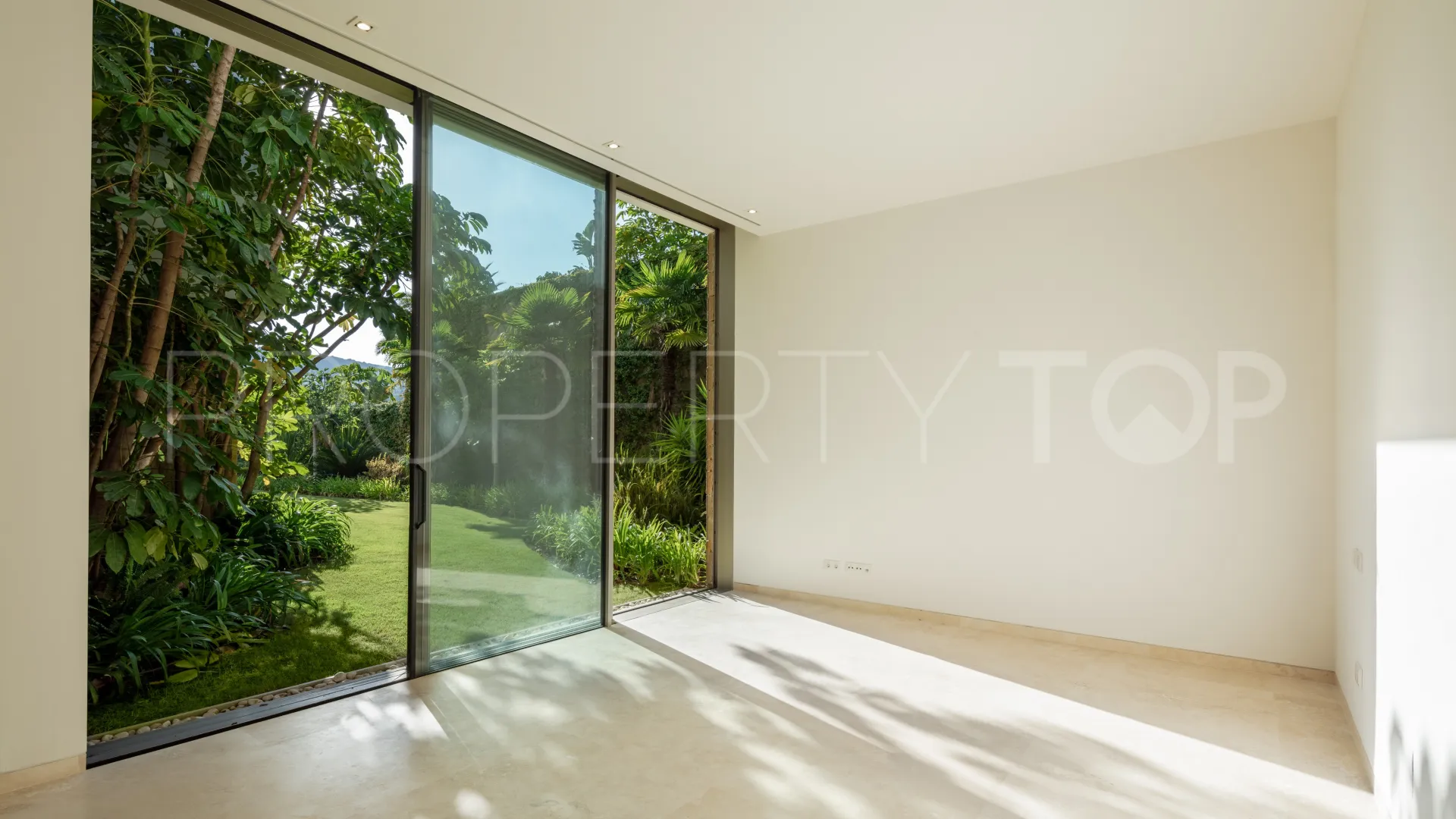 For sale 5 bedrooms villa in Finca Cortesin