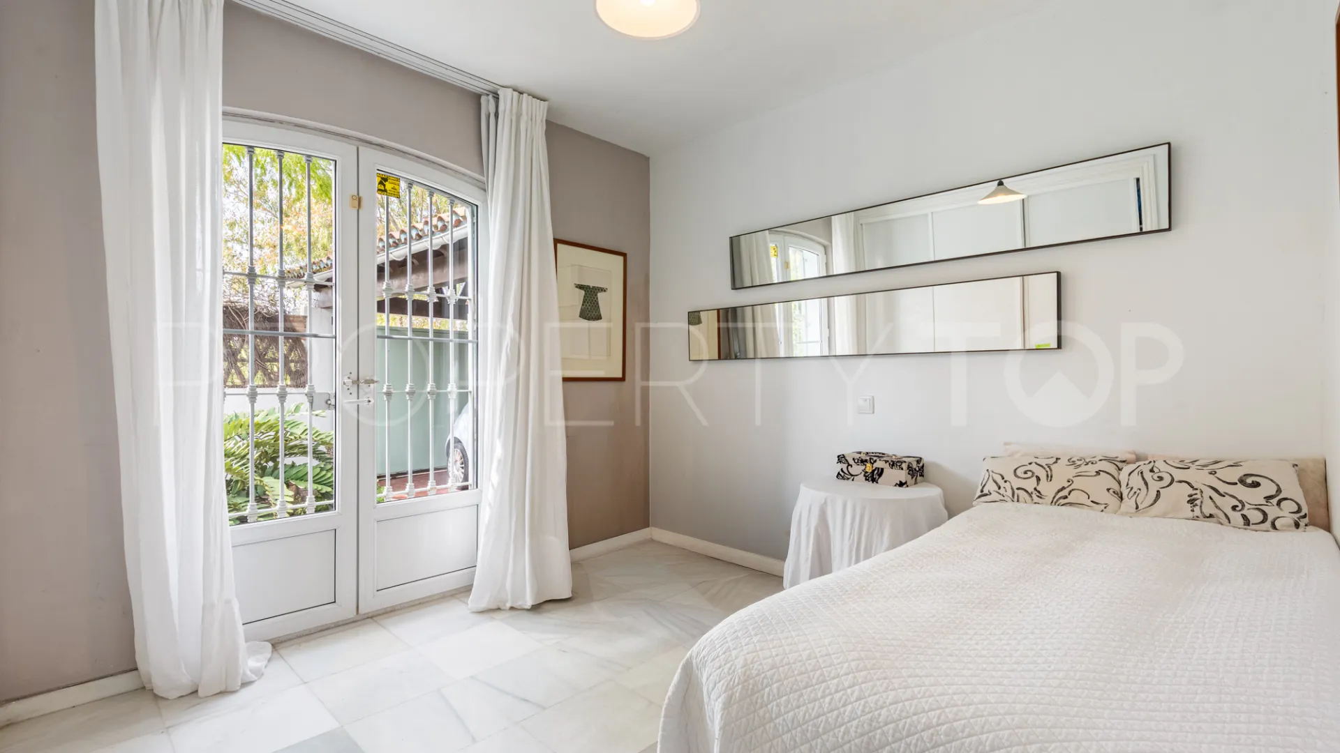 Villa pareada con 3 dormitorios en venta en Guadalmina Alta