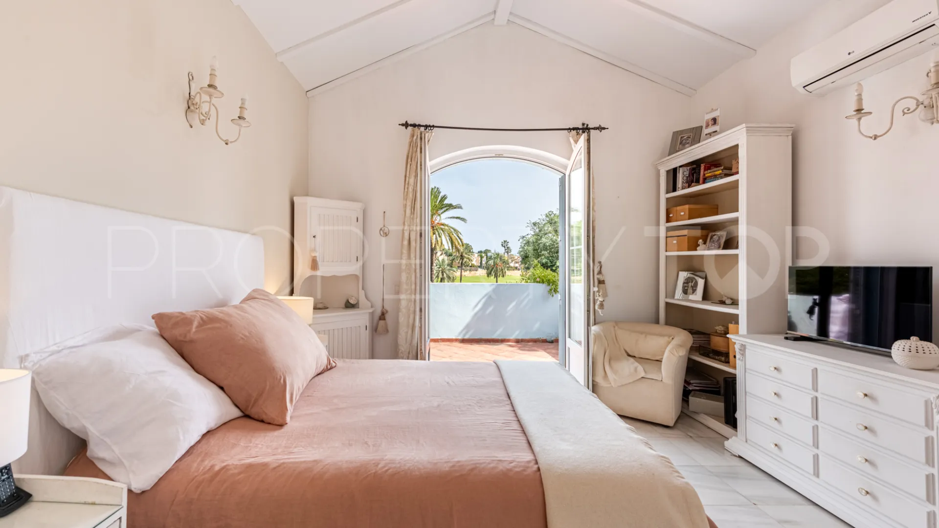Villa pareada con 3 dormitorios en venta en Guadalmina Alta