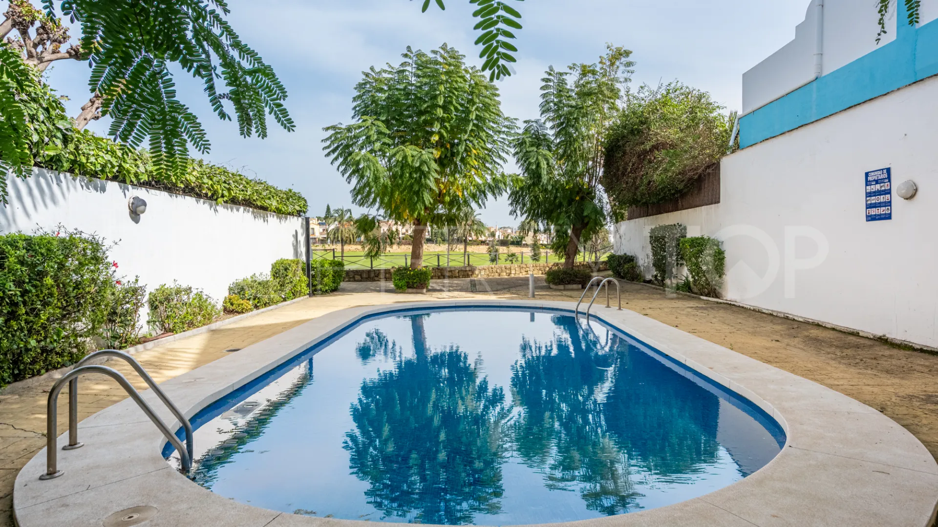 Villa pareada con 3 dormitorios en venta en Guadalmina Alta