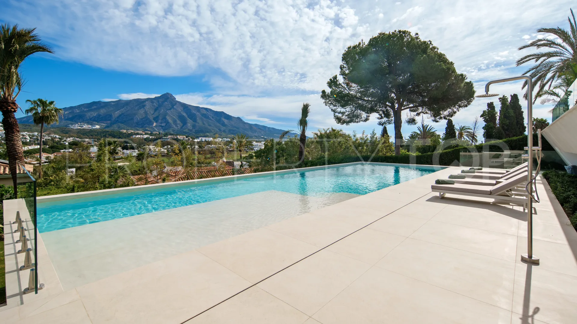 Villa en venta de 5 dormitorios en Nueva Andalucia