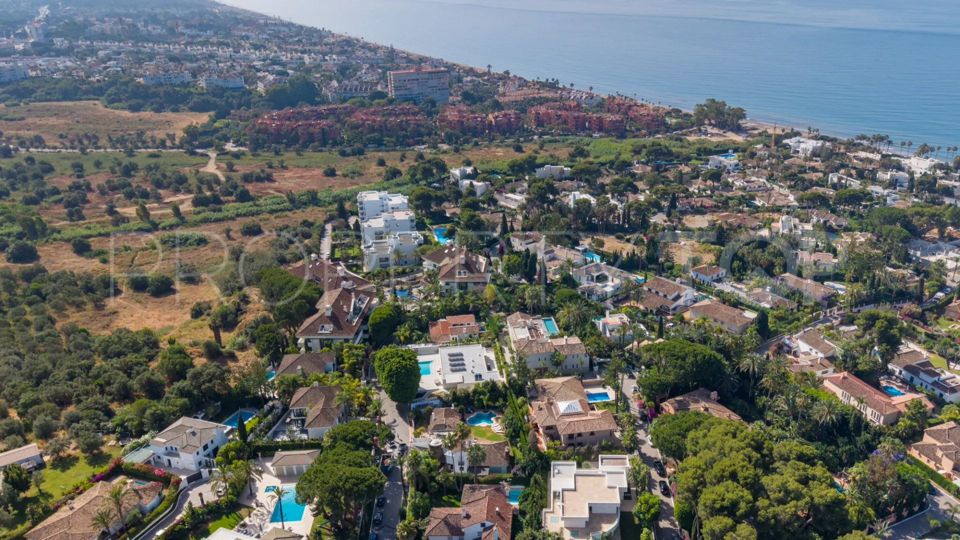 Se vende villa en Los Monteros con 5 dormitorios