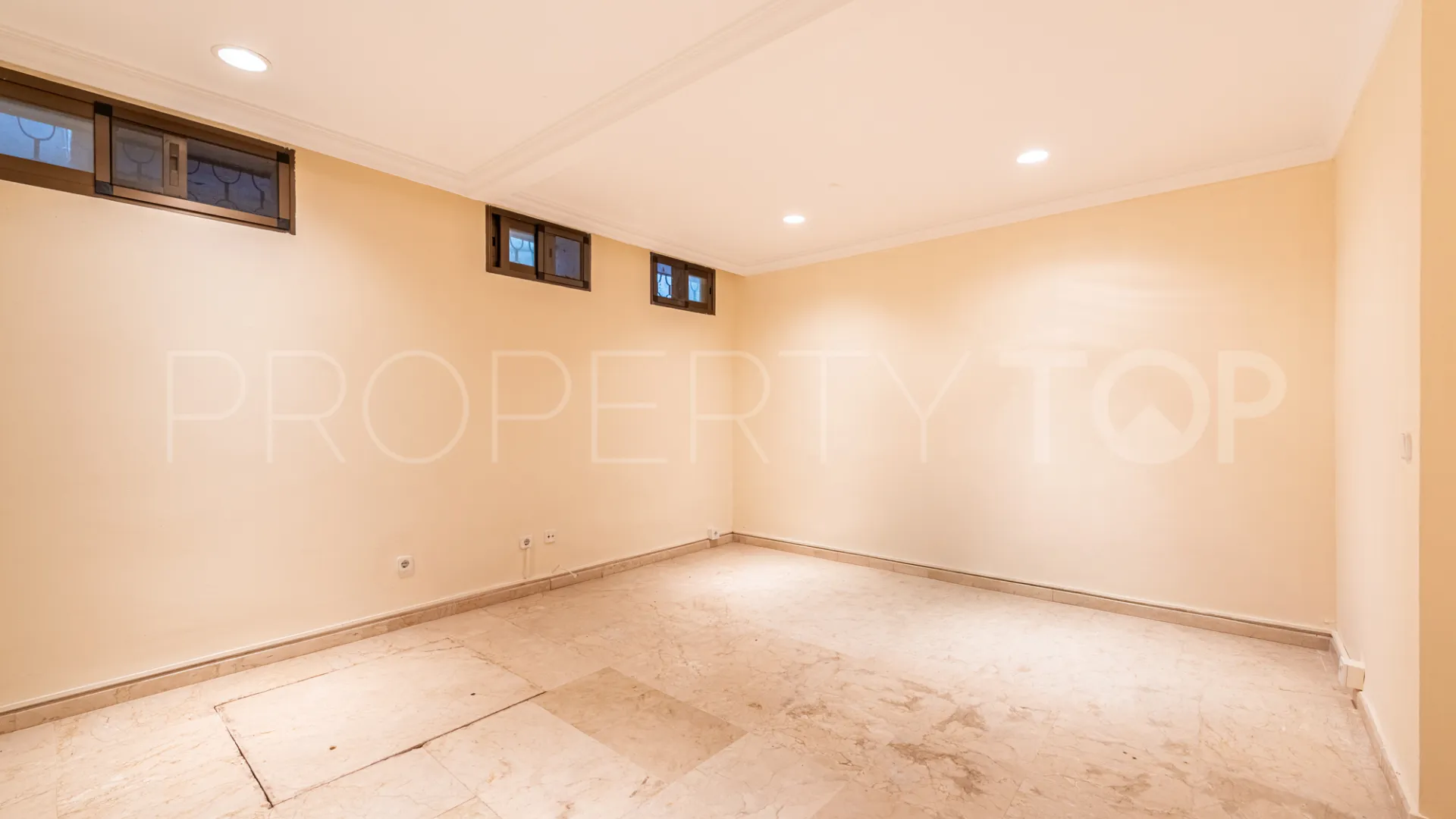 Se vende villa en Los Monteros con 5 dormitorios