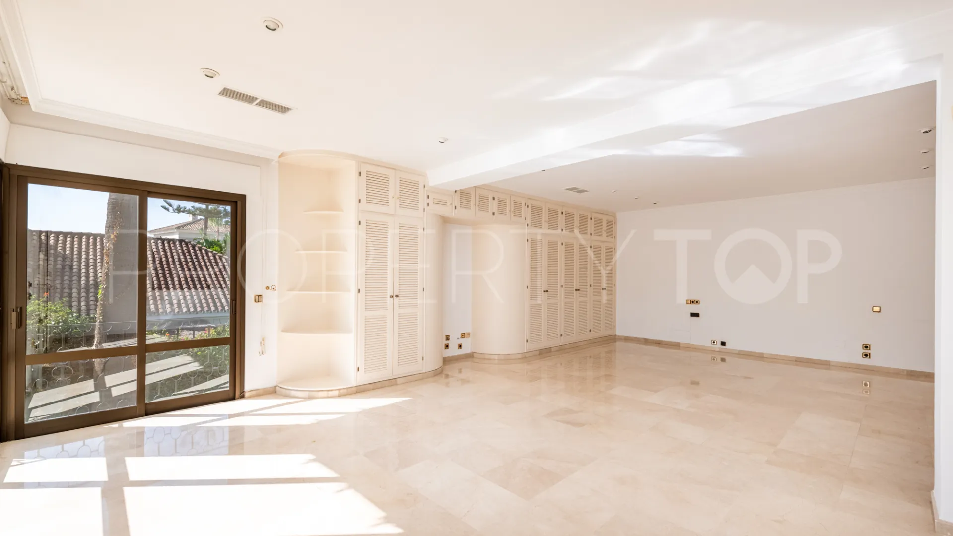 Se vende villa en Los Monteros con 5 dormitorios