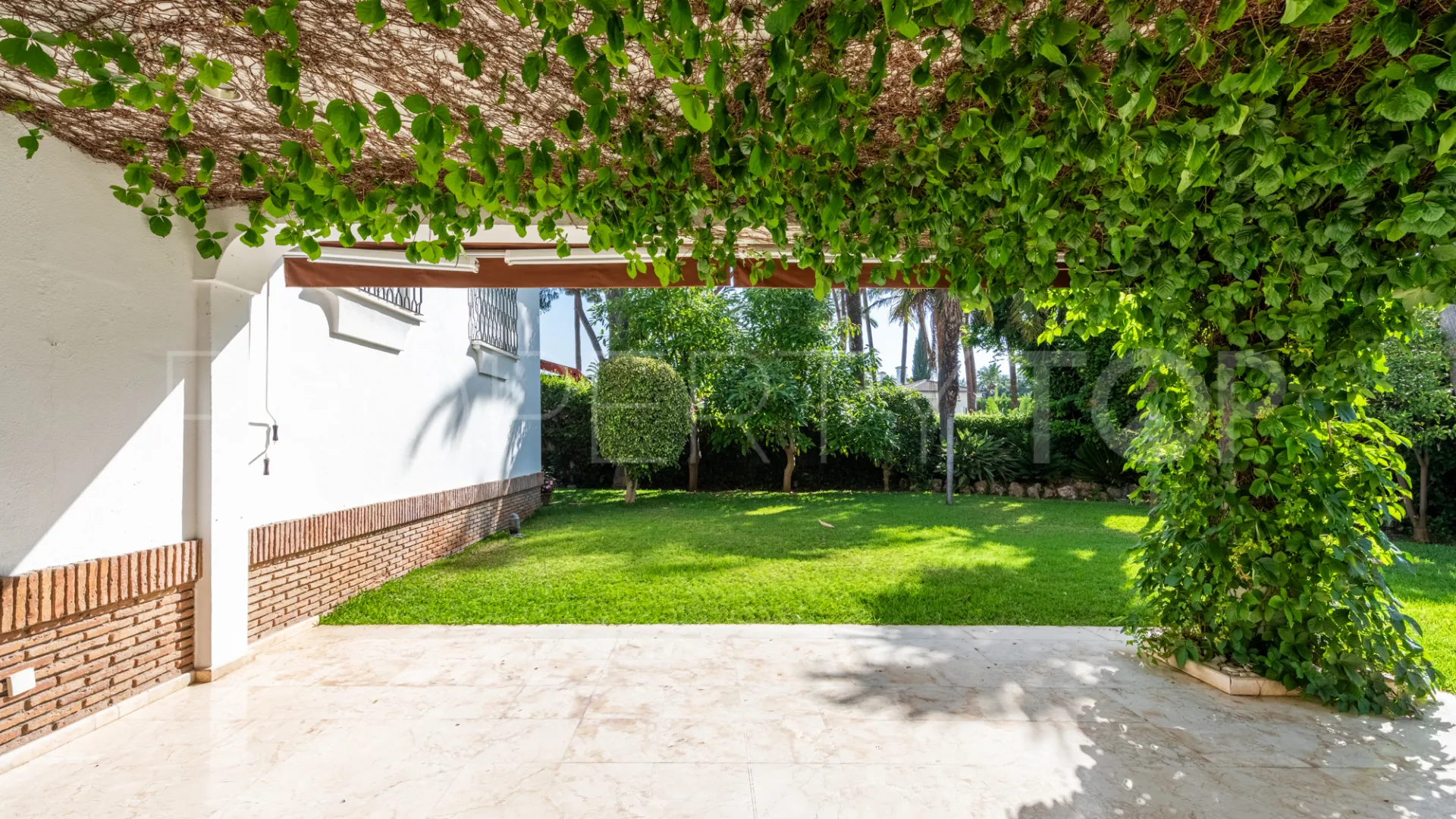 Se vende villa en Los Monteros con 5 dormitorios