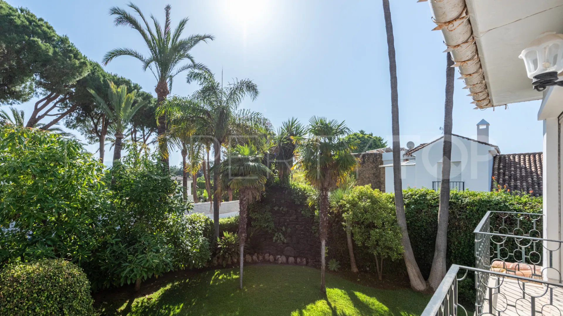 Se vende villa en Los Monteros con 5 dormitorios