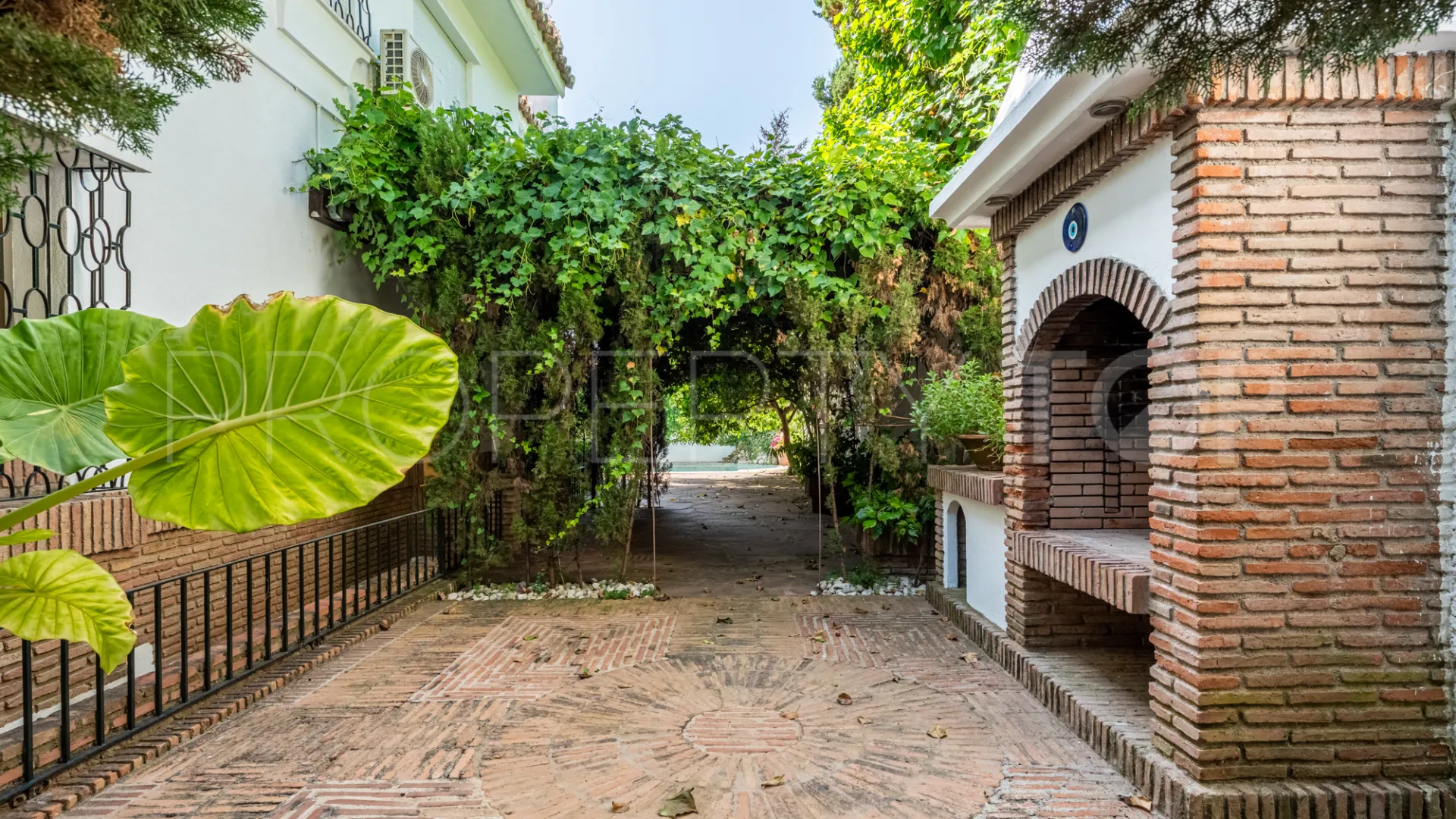 Se vende villa en Los Monteros con 5 dormitorios