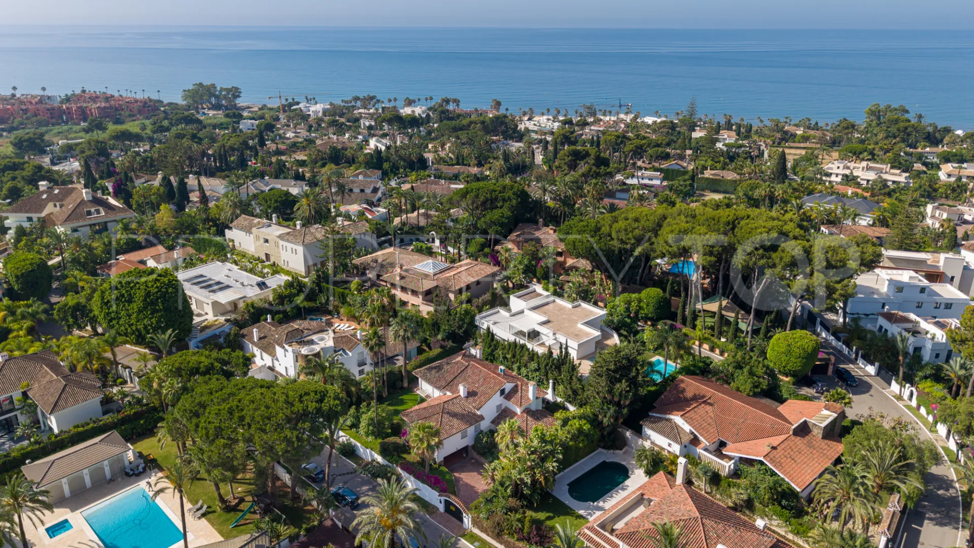 Se vende villa en Los Monteros con 5 dormitorios