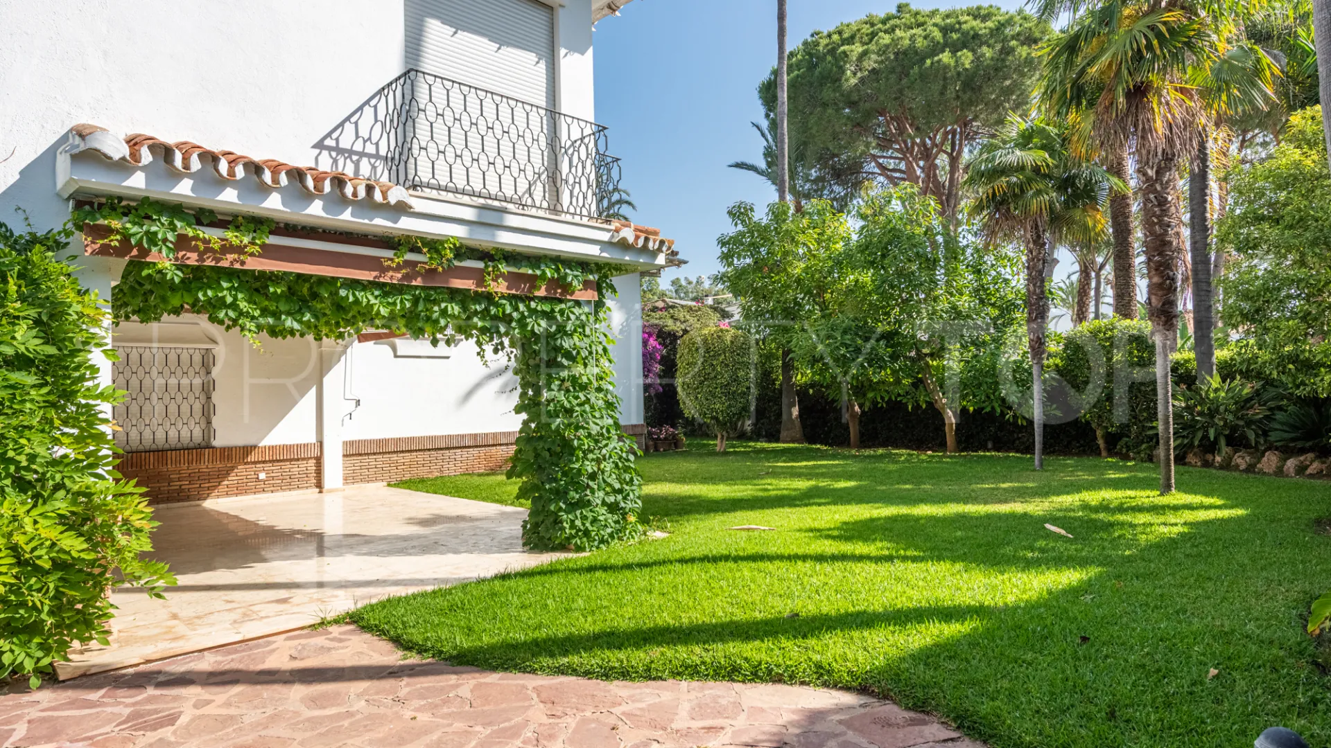 Se vende villa en Los Monteros con 5 dormitorios
