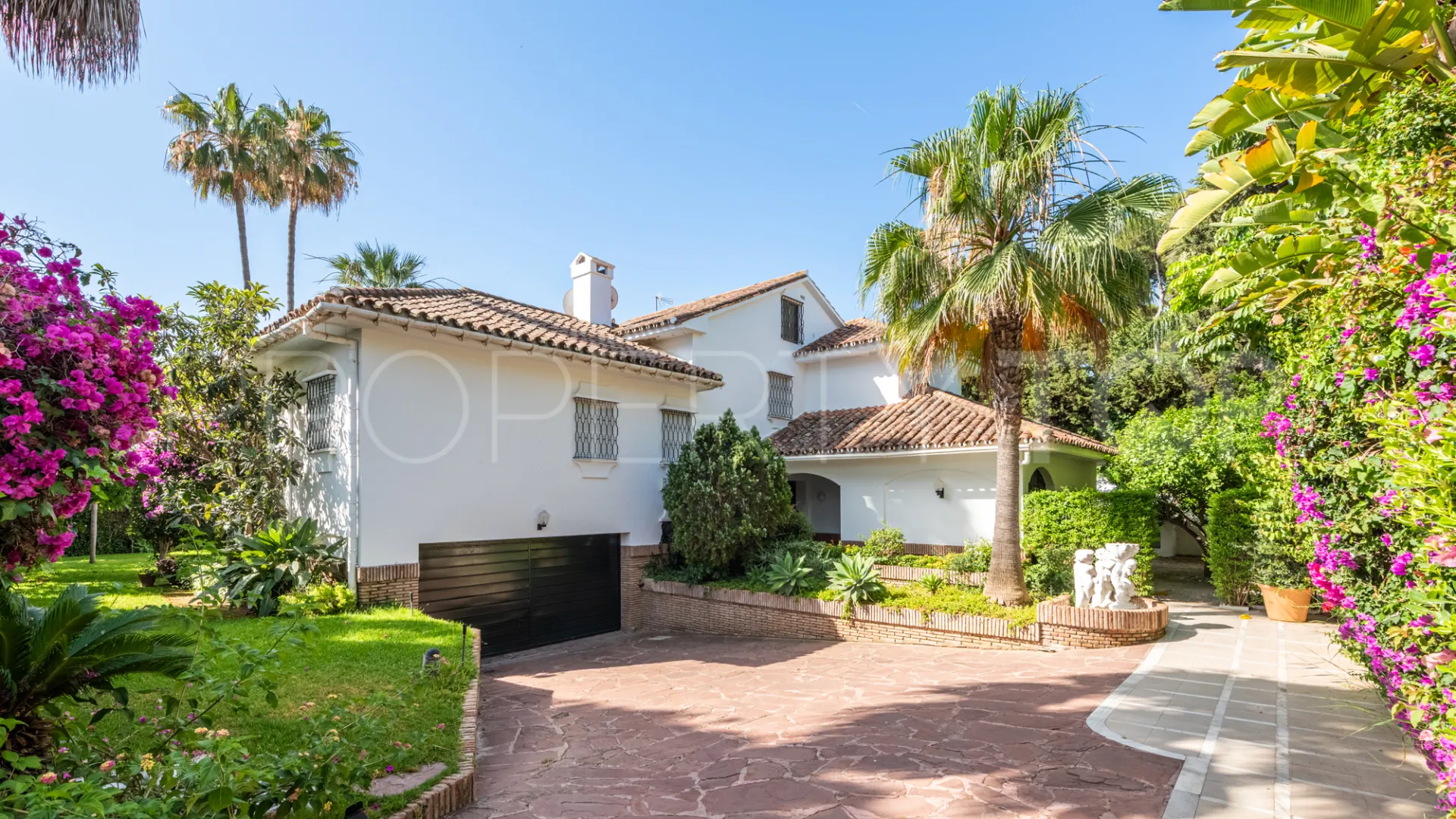 Se vende villa en Los Monteros con 5 dormitorios