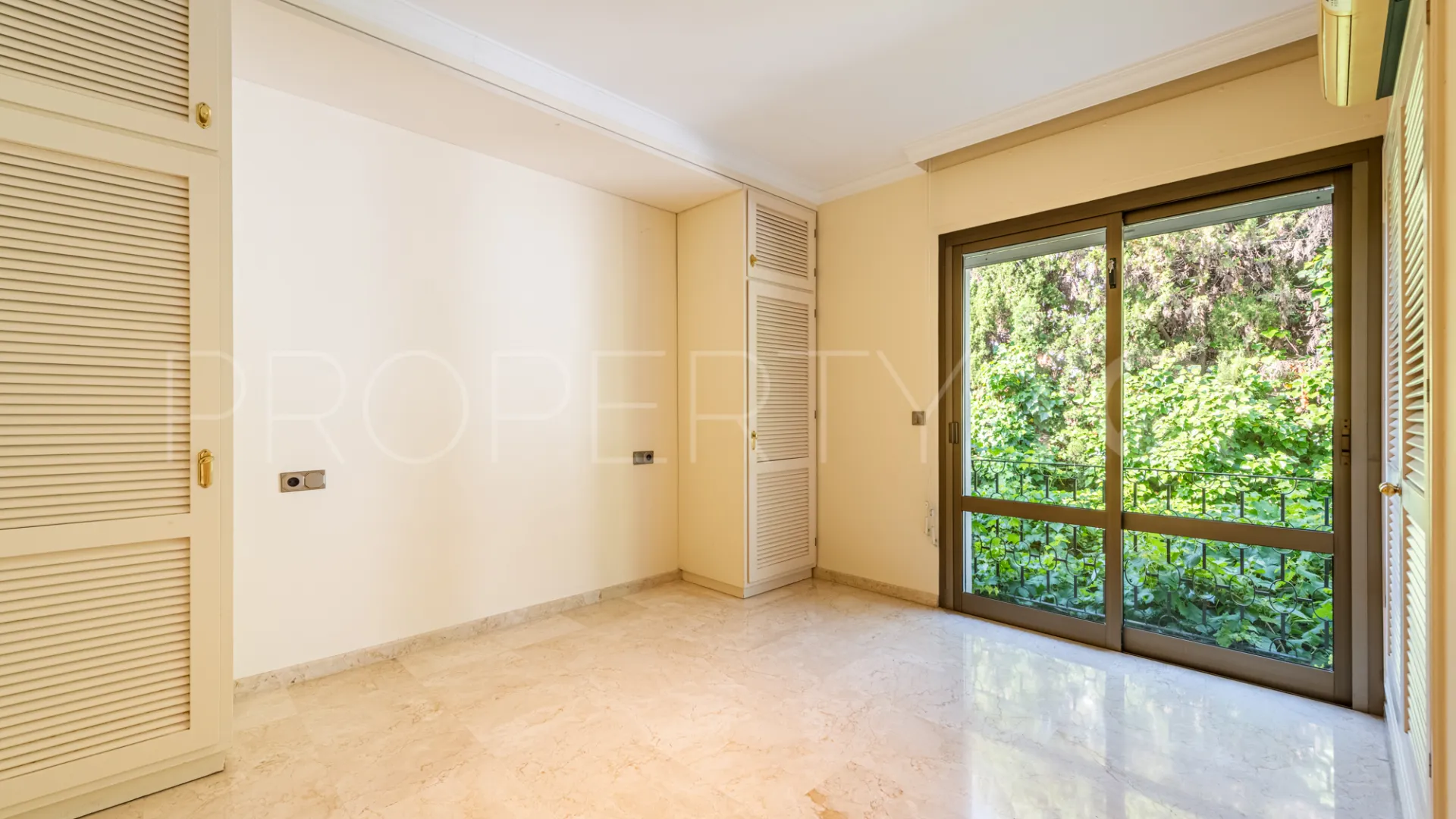 Se vende villa en Los Monteros con 5 dormitorios