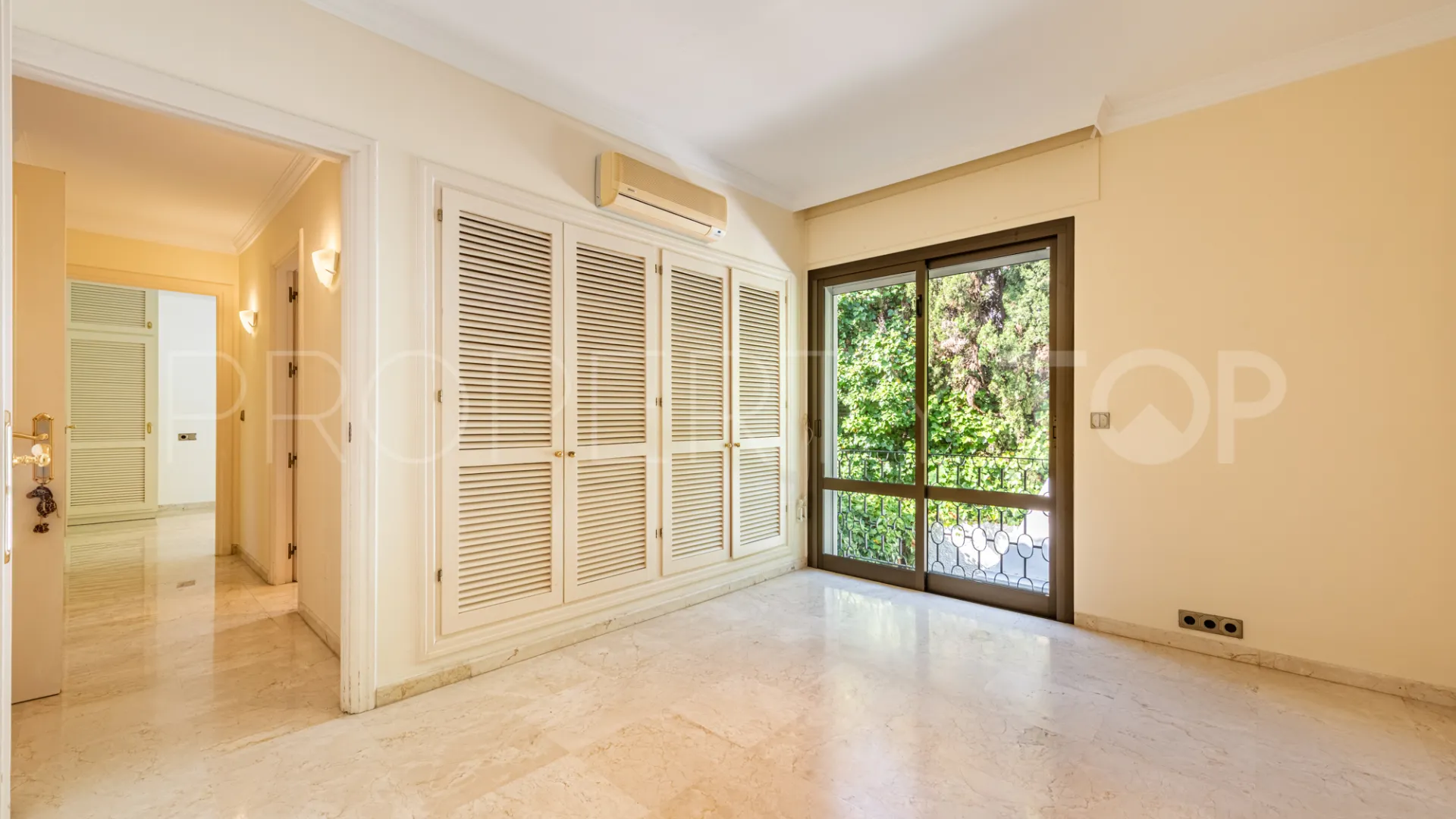 Se vende villa en Los Monteros con 5 dormitorios