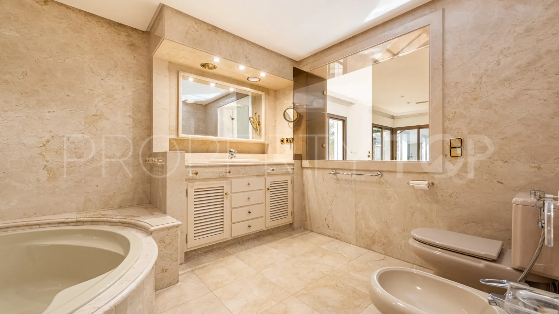 Se vende villa en Los Monteros con 5 dormitorios