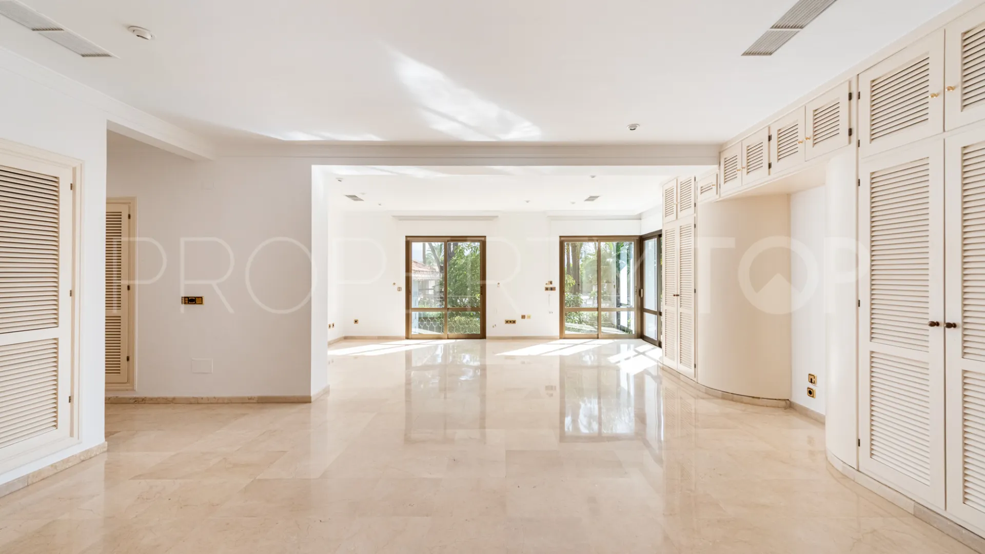 Se vende villa en Los Monteros con 5 dormitorios