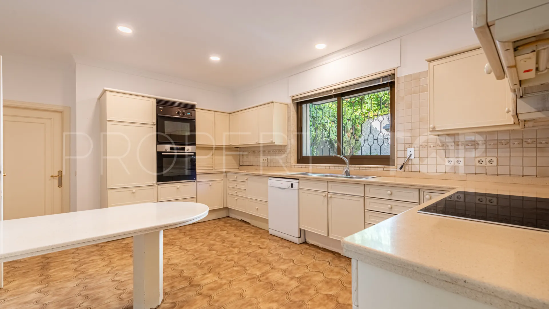 Se vende villa en Los Monteros con 5 dormitorios