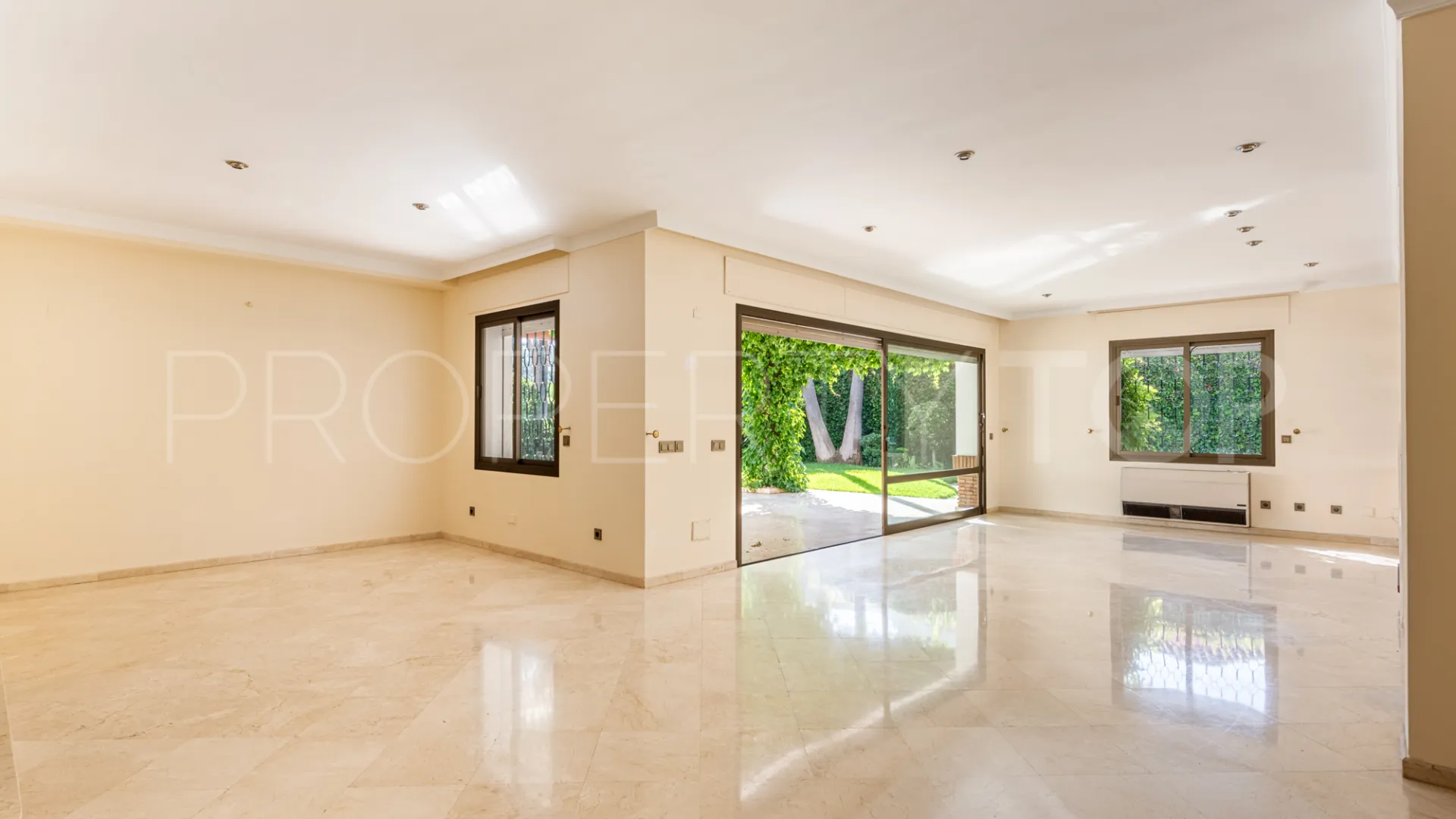 Se vende villa en Los Monteros con 5 dormitorios