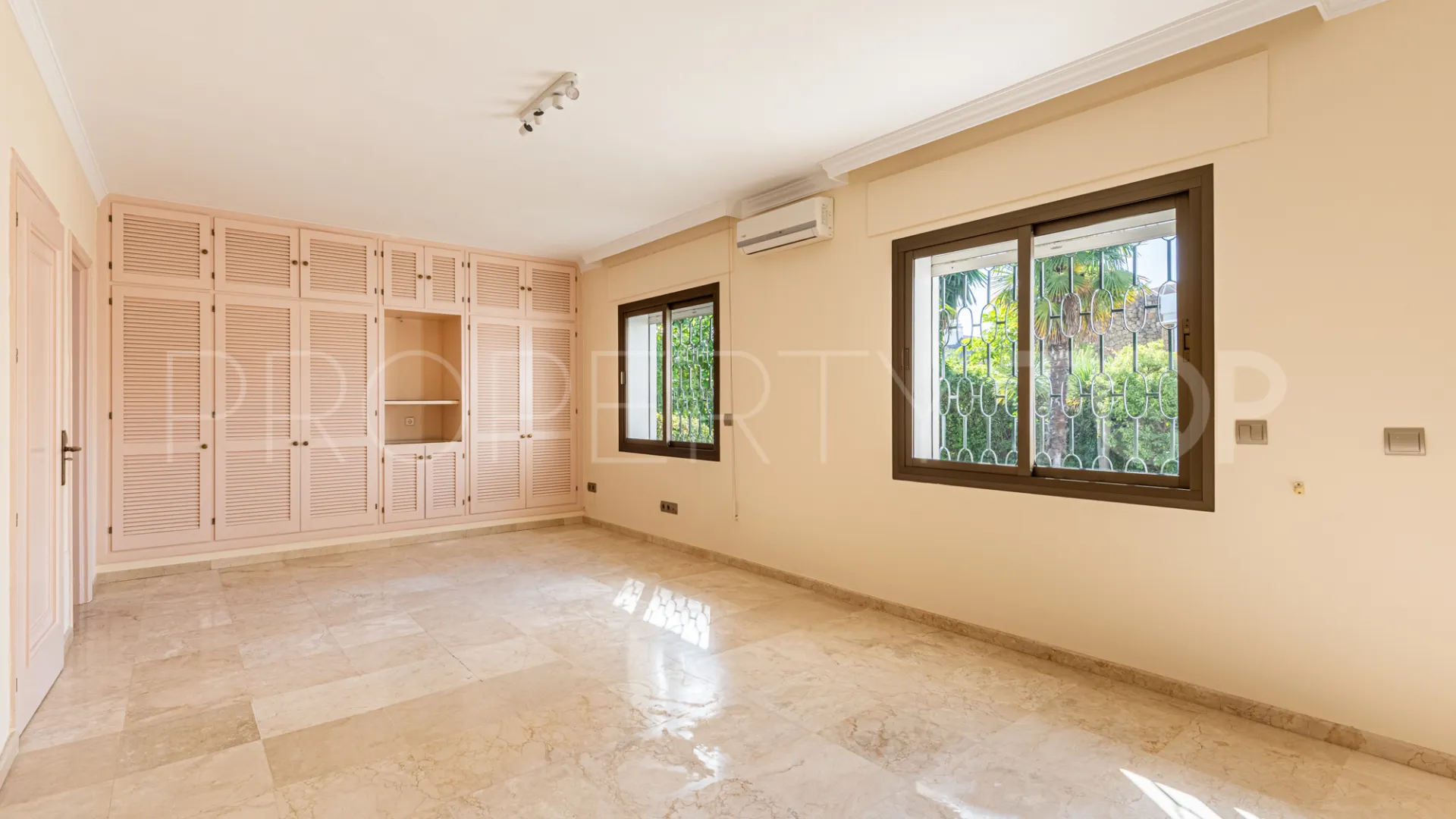 Se vende villa en Los Monteros con 5 dormitorios