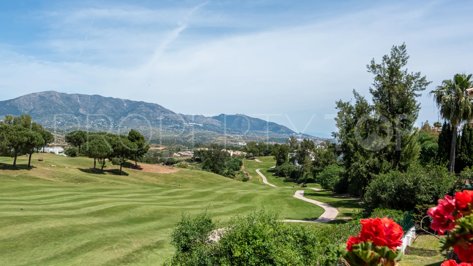 Se vende villa en La Cala Golf Resort de 4 dormitorios