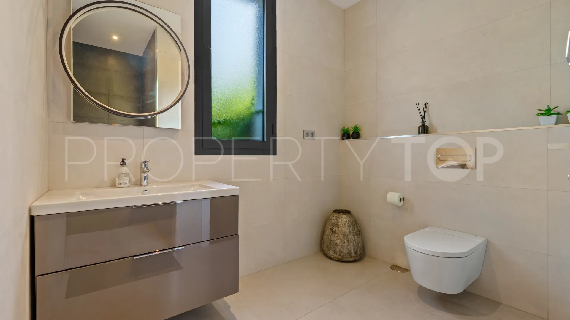 Villa en venta con 6 dormitorios en La Quinta