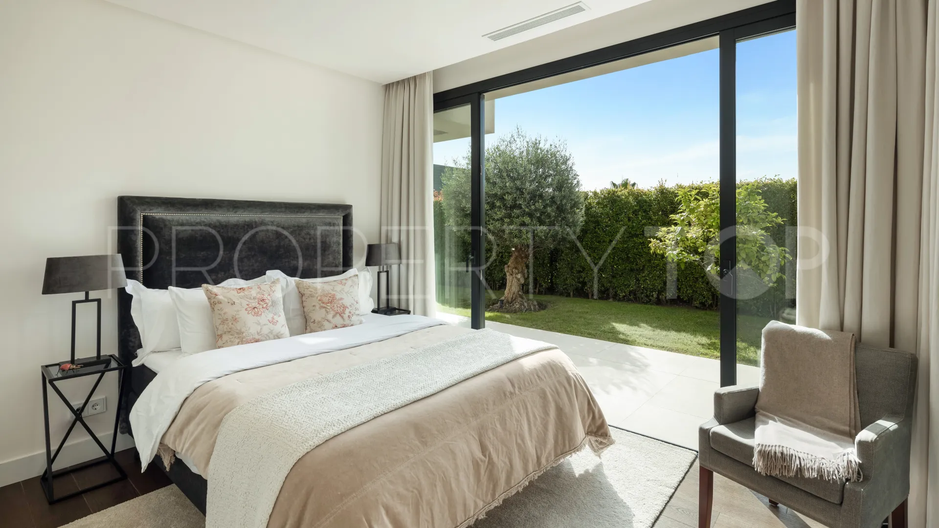 For sale Nueva Andalucia villa with 5 bedrooms
