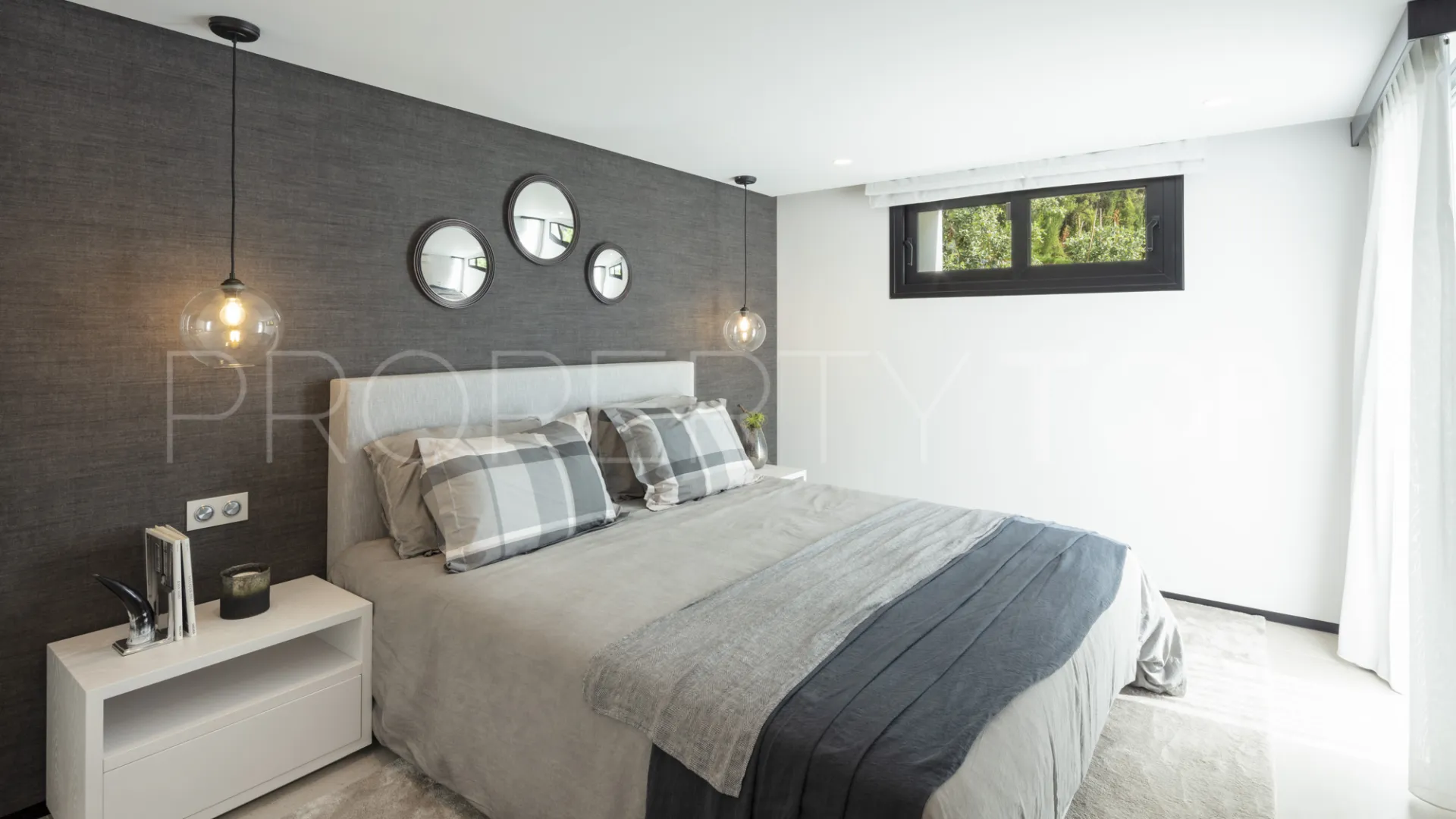 5 bedrooms villa for sale in Nueva Andalucia