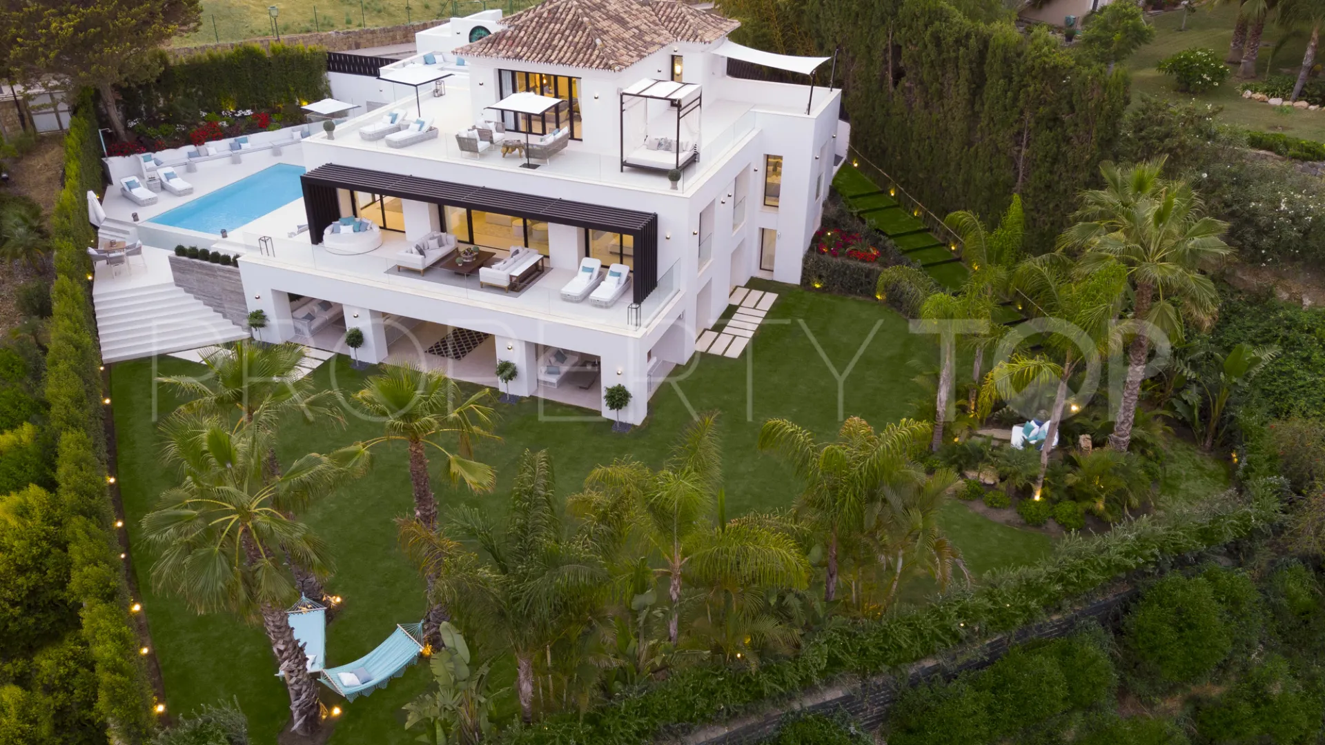 5 bedrooms villa for sale in Nueva Andalucia