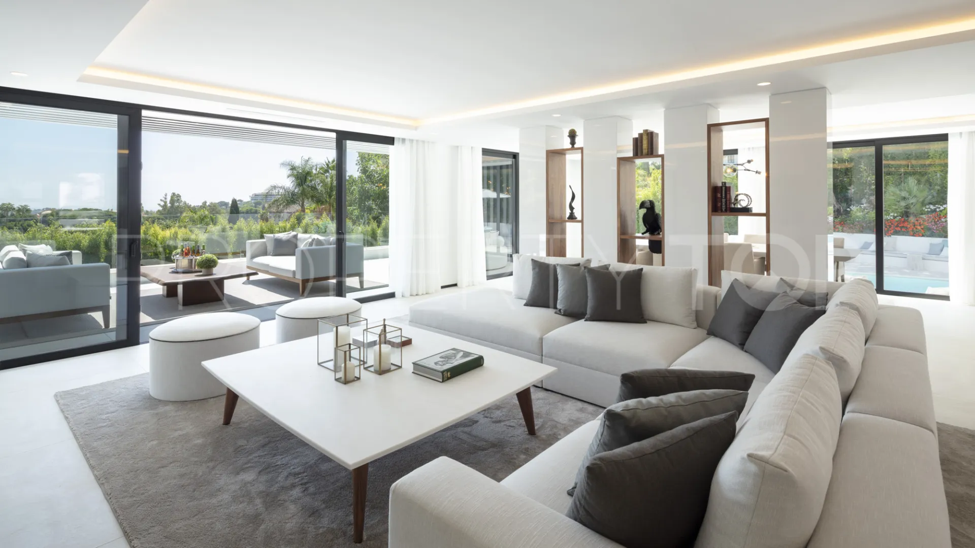 5 bedrooms villa for sale in Nueva Andalucia