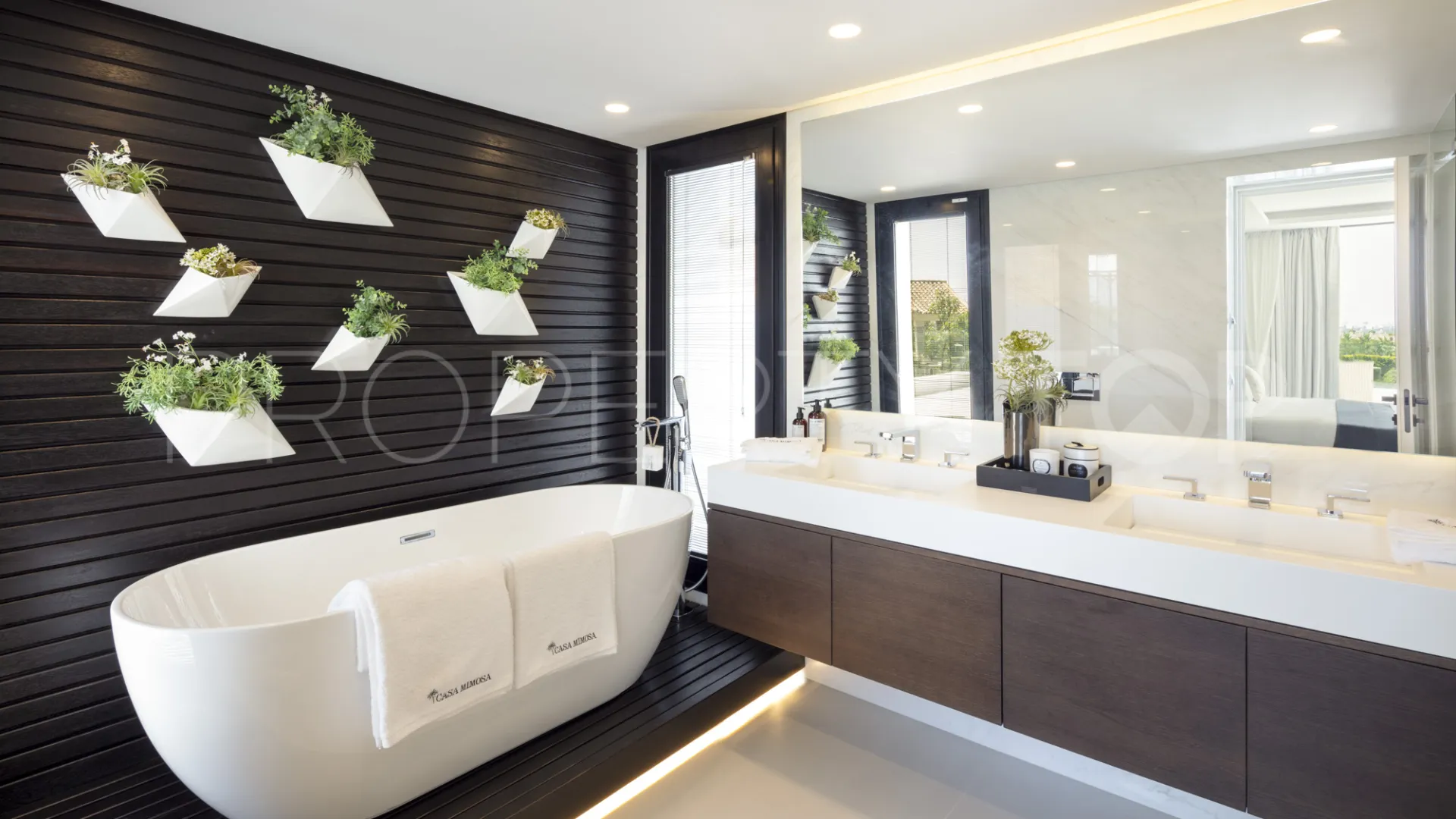 5 bedrooms villa for sale in Nueva Andalucia