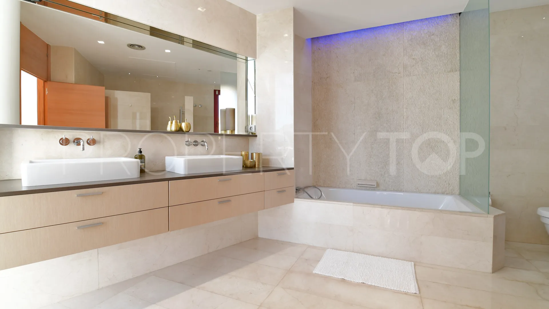 Villa with 7 bedrooms for sale in Nueva Andalucia