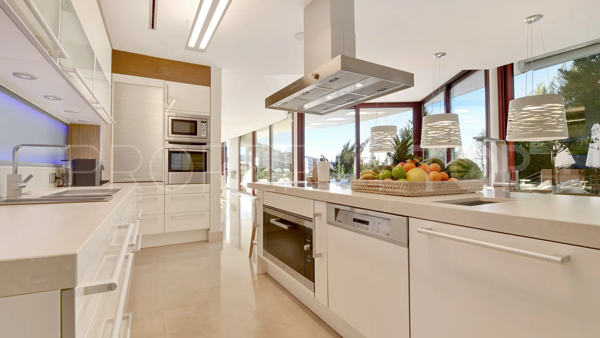 Villa with 7 bedrooms for sale in Nueva Andalucia