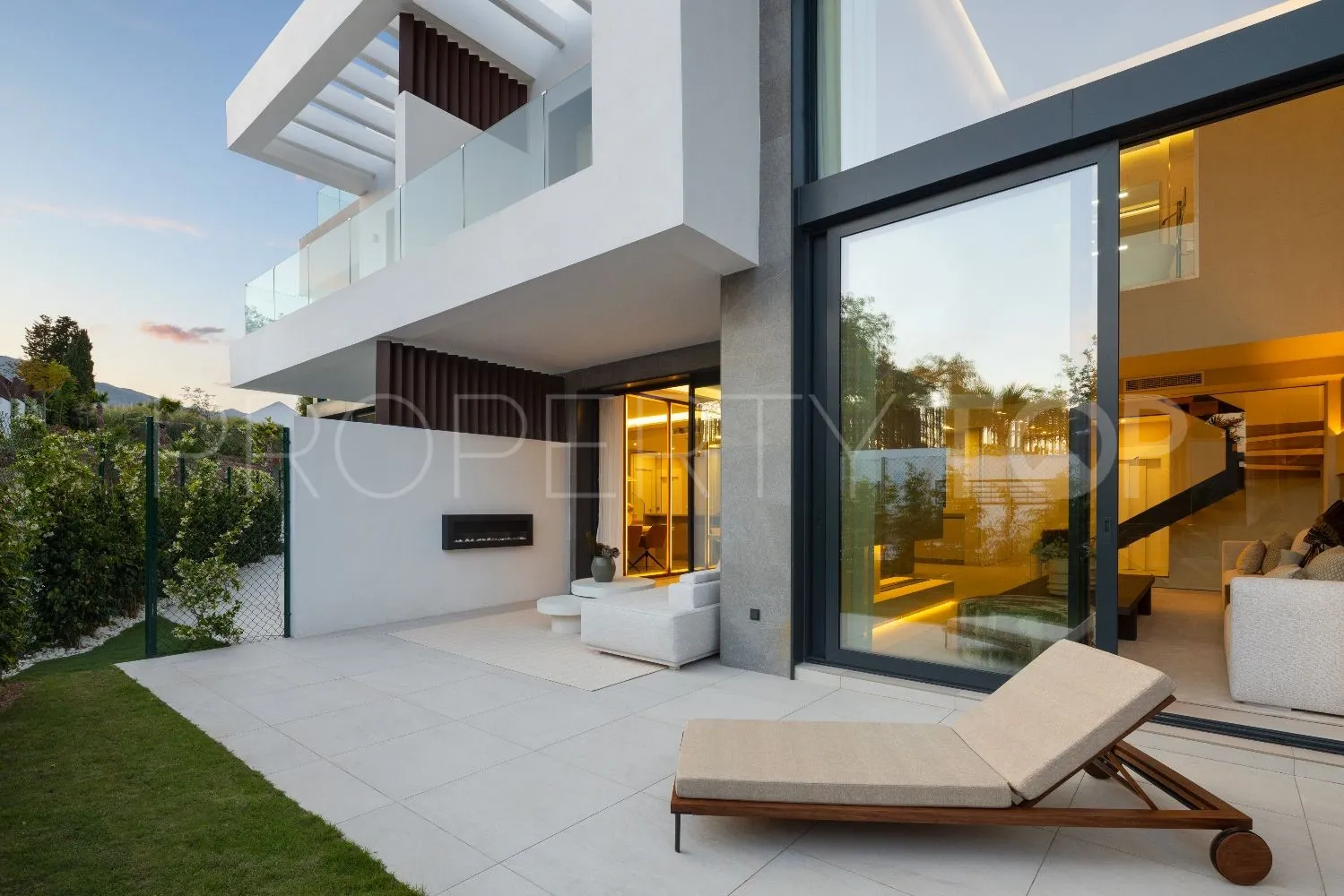 4 bedrooms semi detached villa for sale in Rio Real