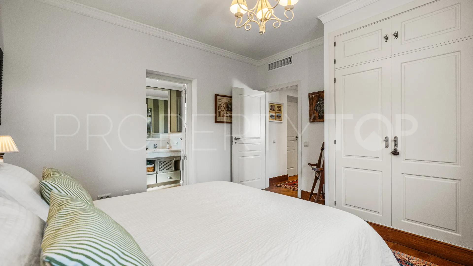 Villa con 5 dormitorios a la venta en Los Monteros Playa