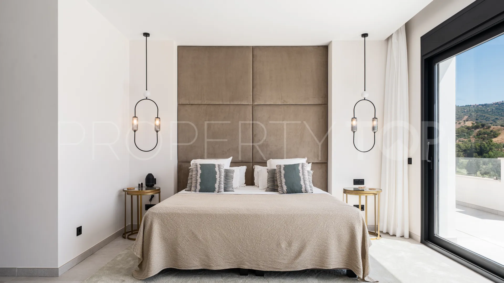 Villa a la venta en Elviria