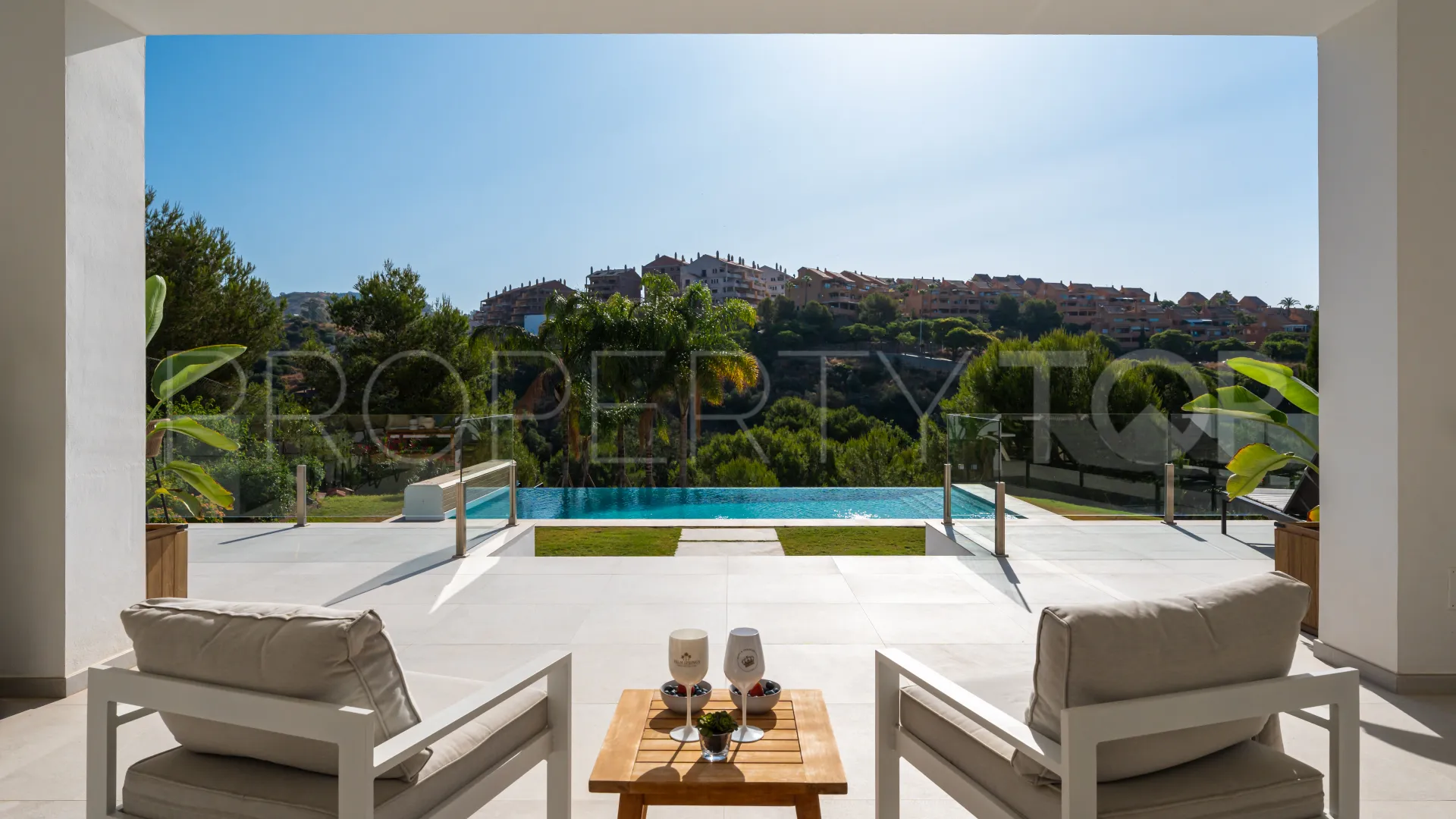 Villa a la venta en Elviria