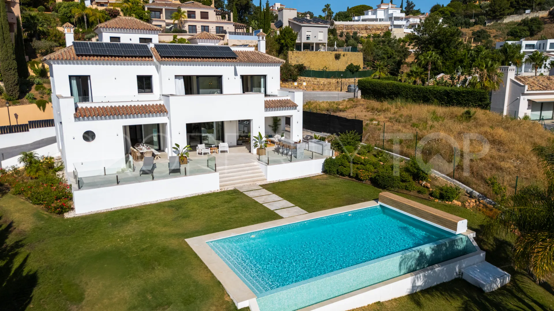 Villa a la venta en Elviria