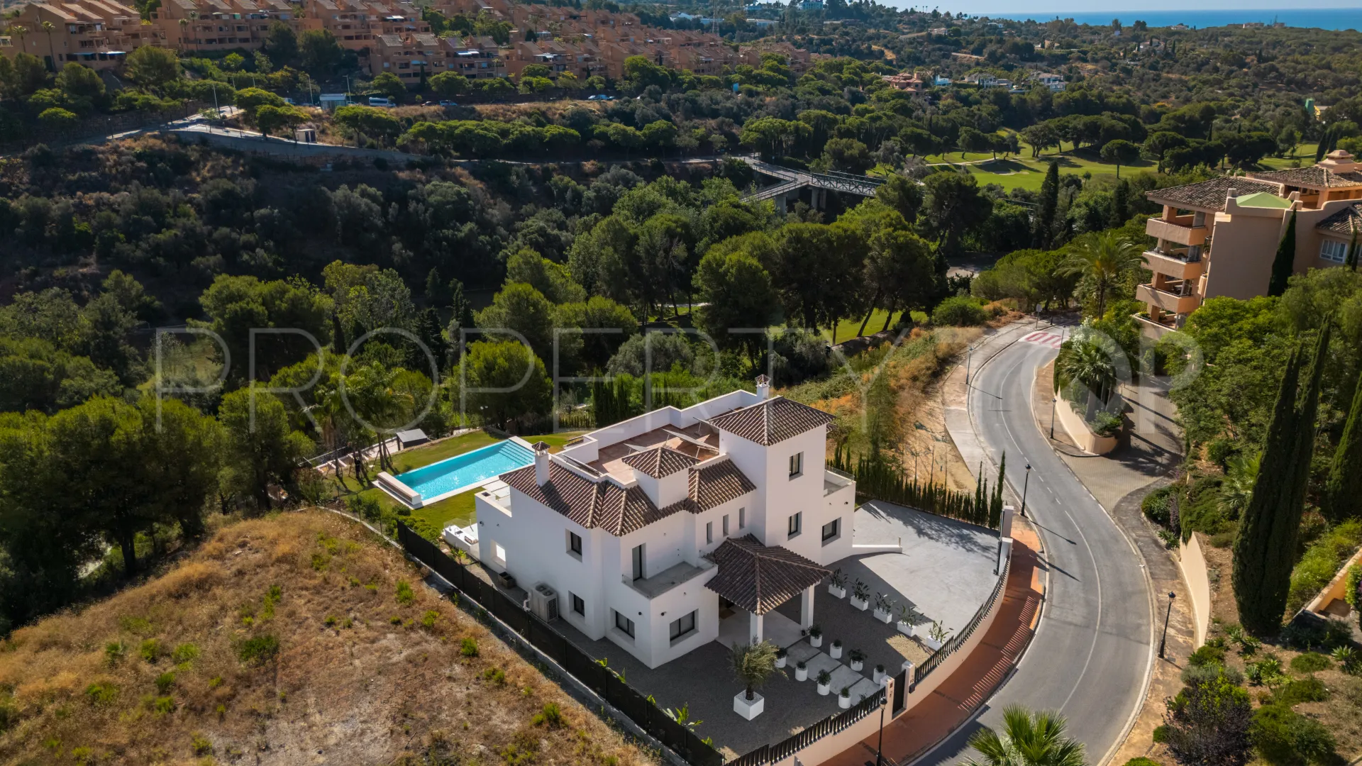 Villa a la venta en Elviria