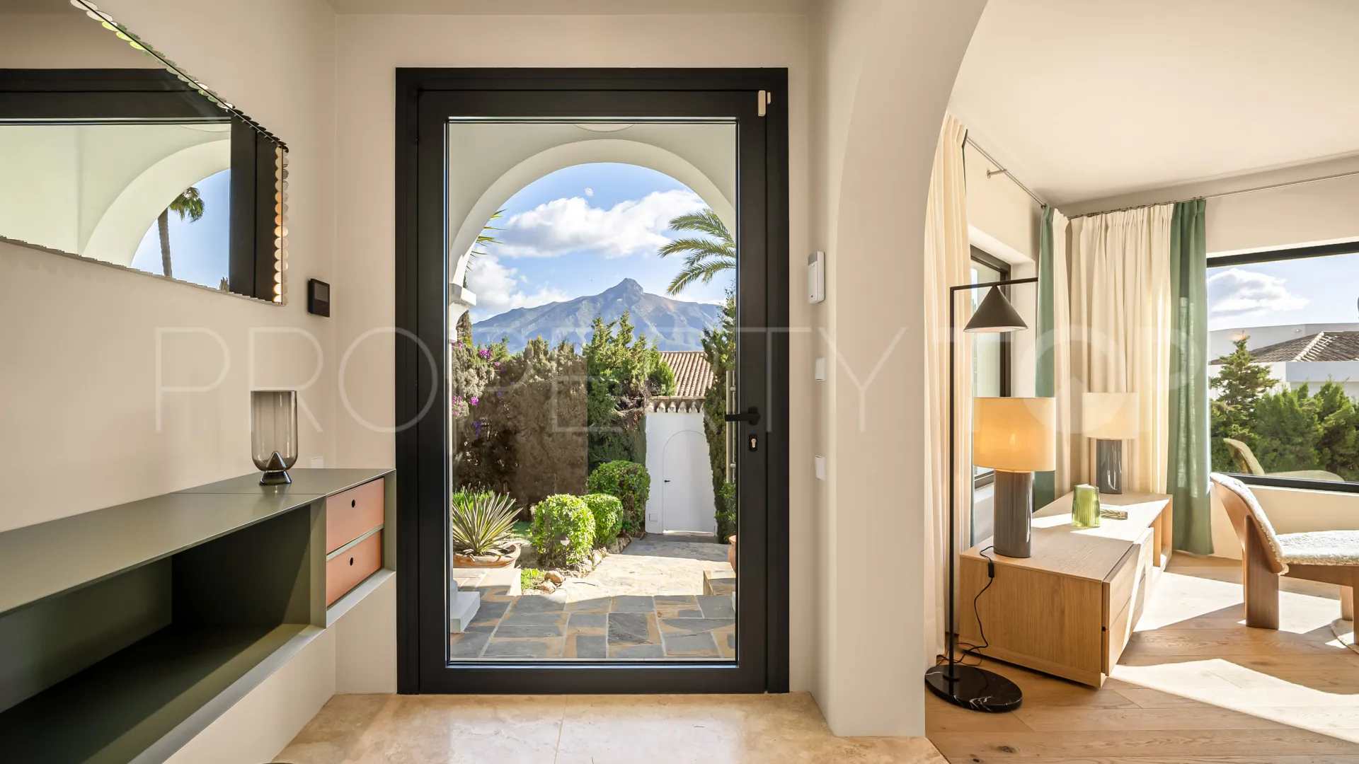Villa a la venta en Nueva Andalucia con 4 dormitorios