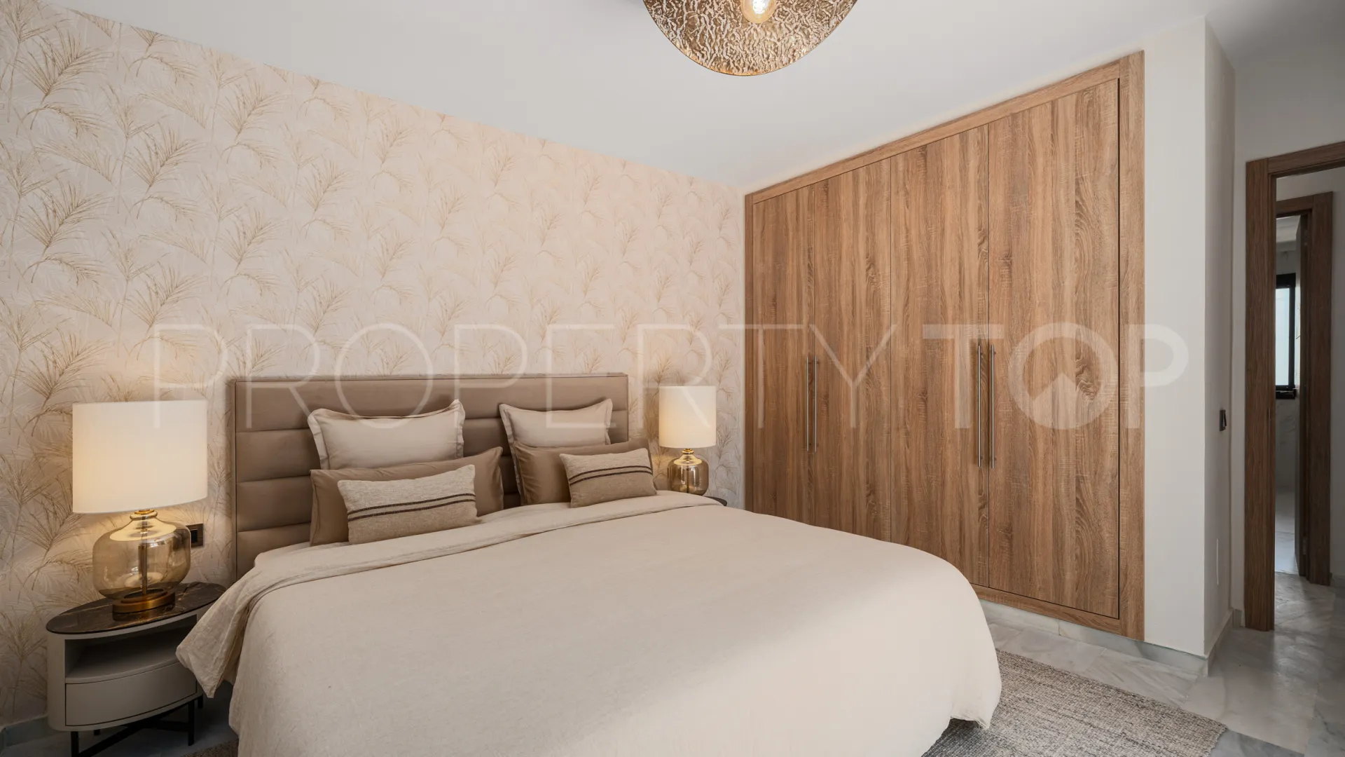 Buy villa with 6 bedrooms in Altos del Rodeo