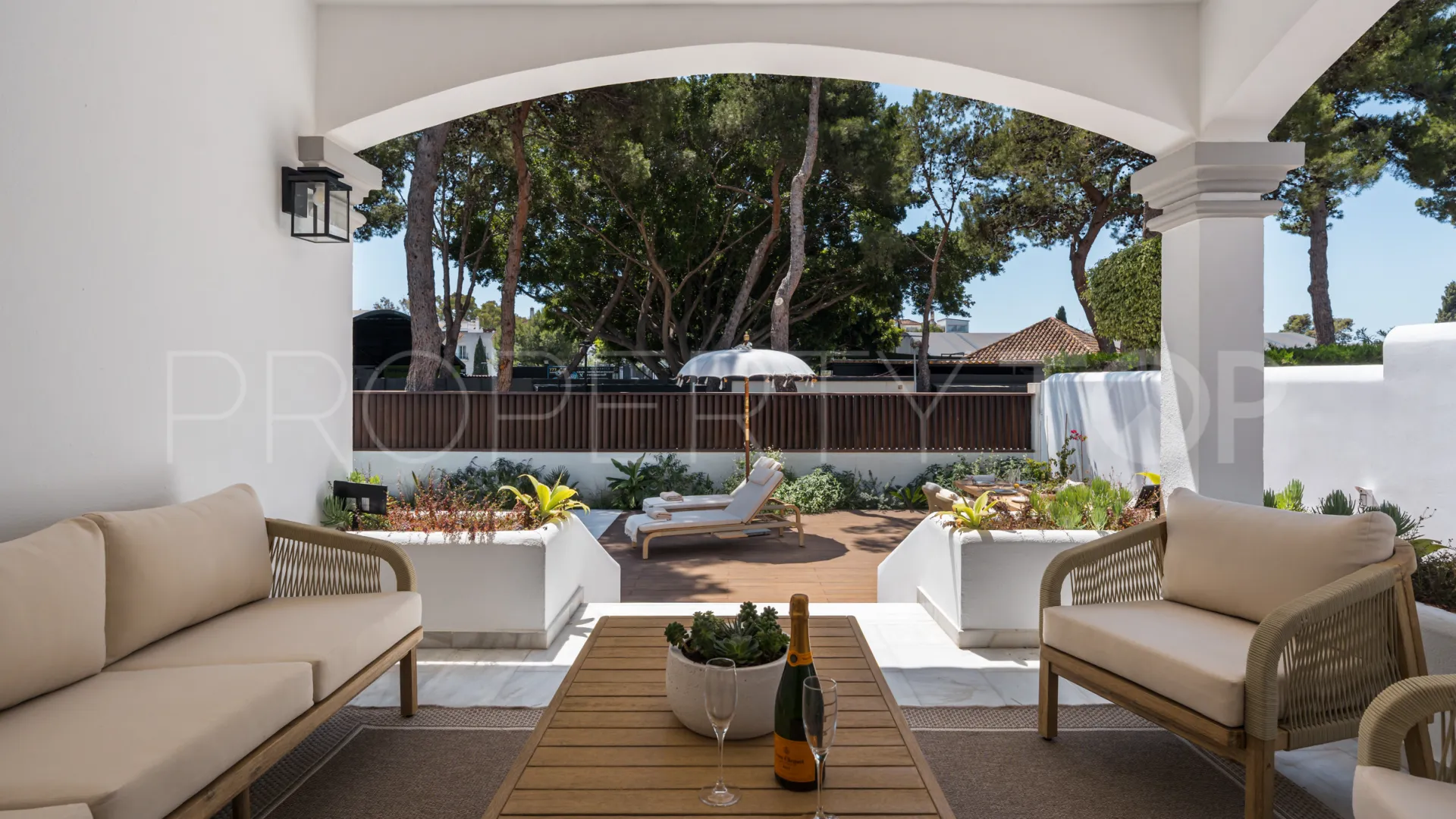Buy villa with 6 bedrooms in Altos del Rodeo