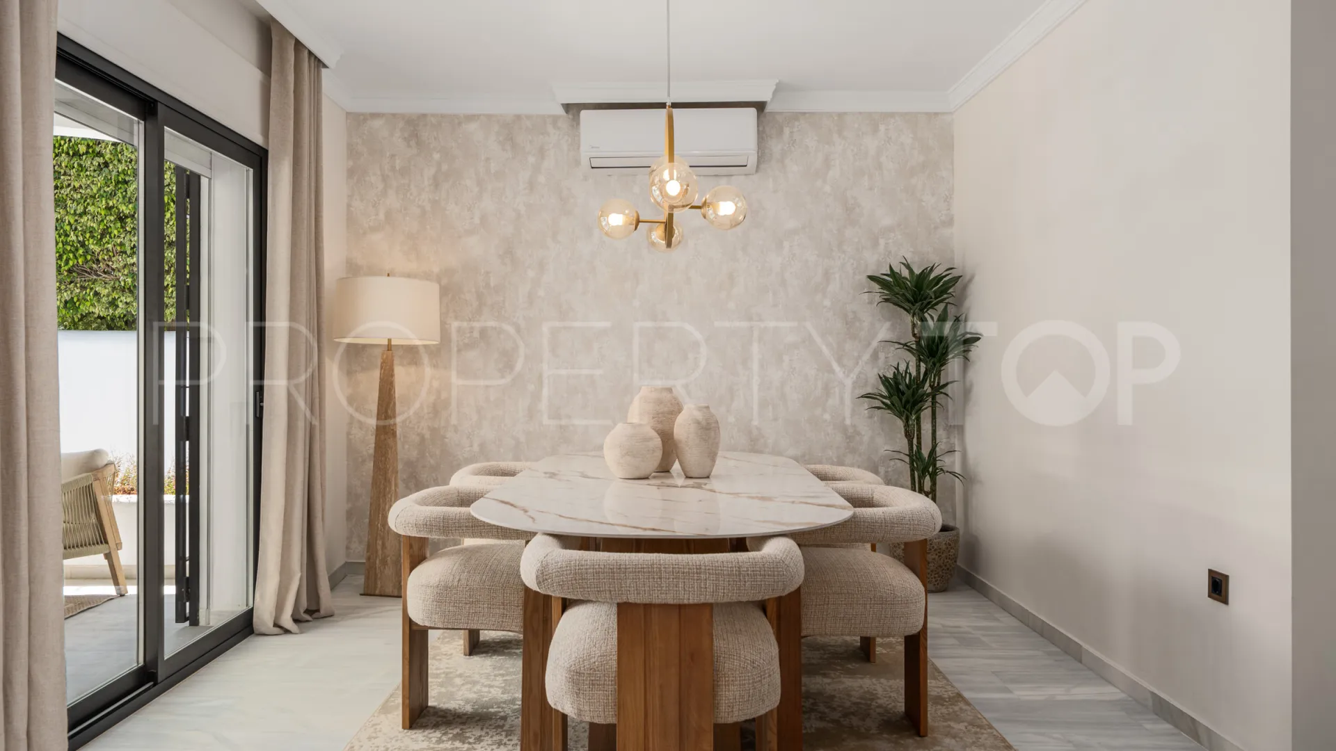 Buy villa with 6 bedrooms in Altos del Rodeo