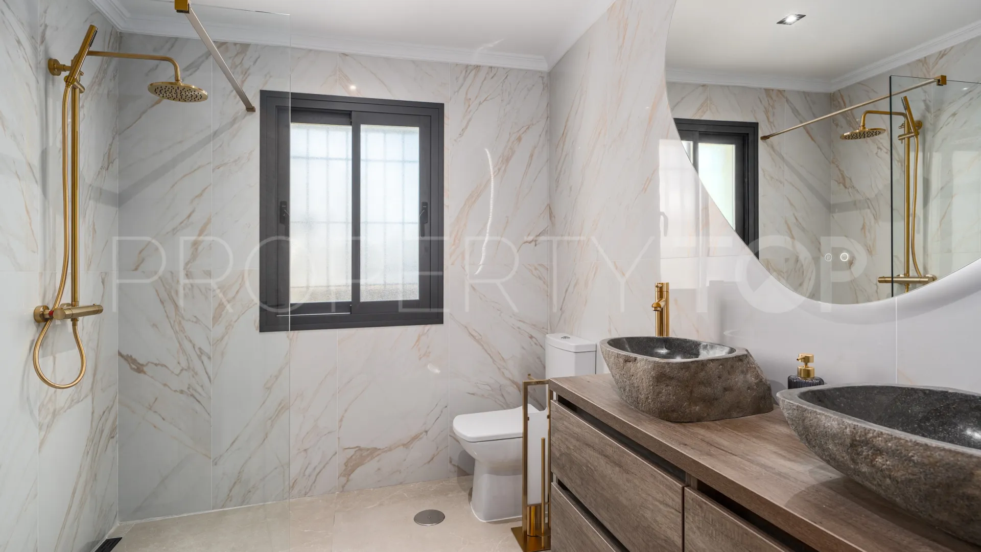 Buy villa with 6 bedrooms in Altos del Rodeo