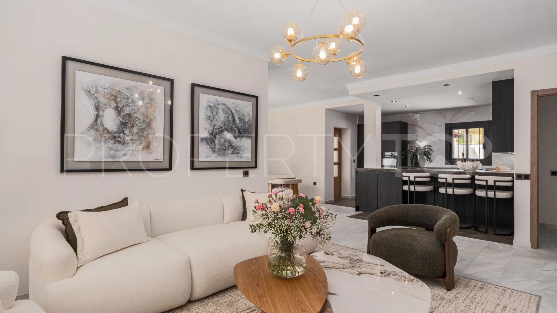 Buy villa with 6 bedrooms in Altos del Rodeo