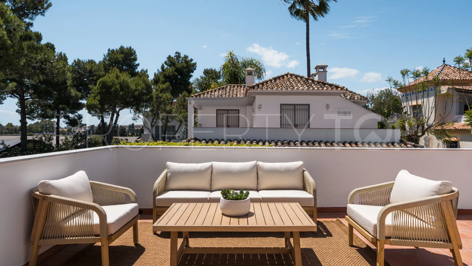 Buy villa with 6 bedrooms in Altos del Rodeo