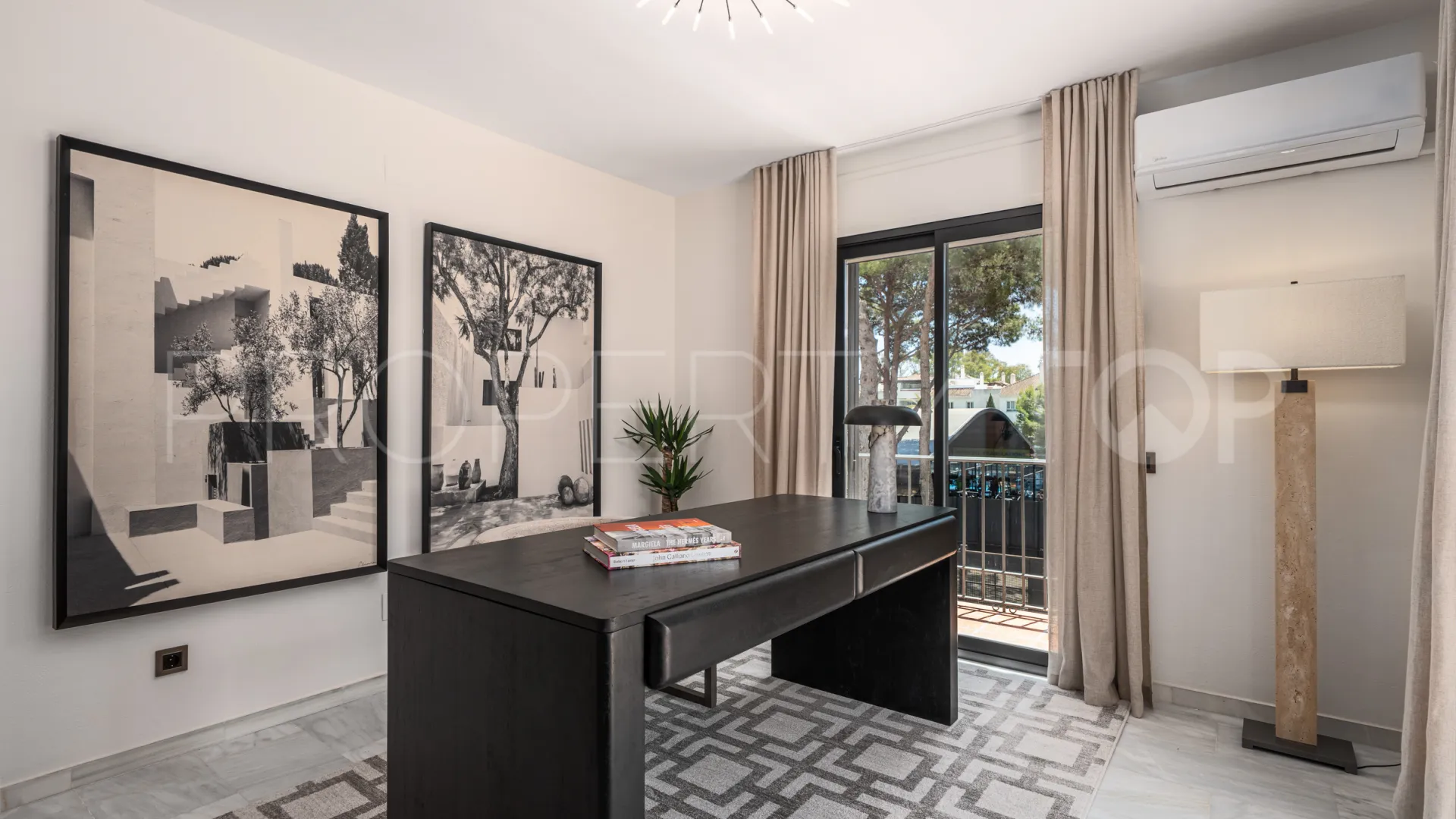 Buy villa with 6 bedrooms in Altos del Rodeo